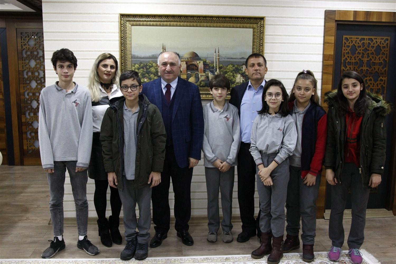 BAŞKAN ÇAĞLAYAN E-TWİNNİNG İLE ATIK PİL TOPLAMA PROJESİ BAŞLATAN ÖĞRENCİLERİ AĞIRLADI 