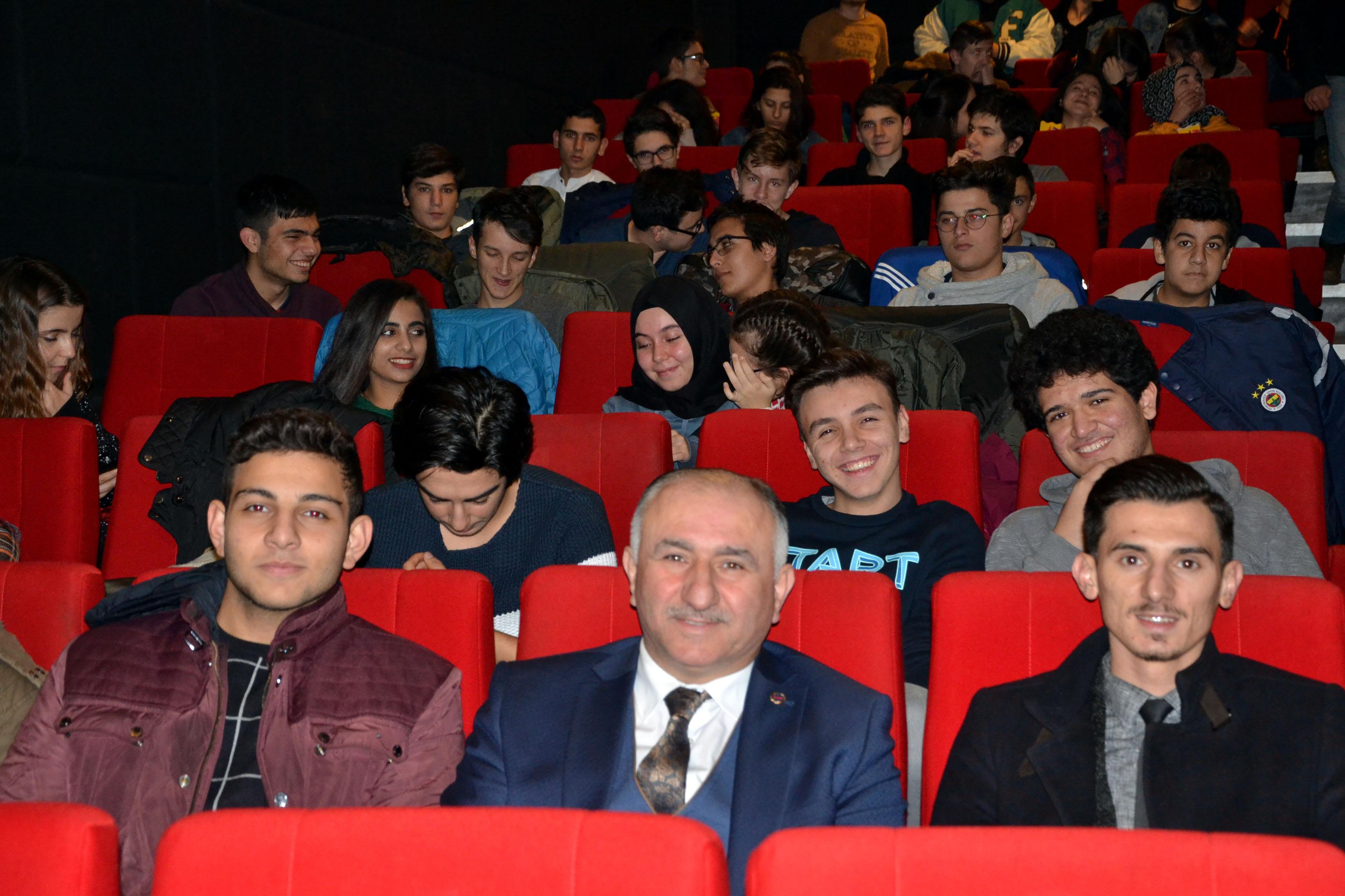 BAŞKAN ÇAĞLAYAN LİSELİ GENÇLERLE SİNEMADA FİLM İZLEDİ 
