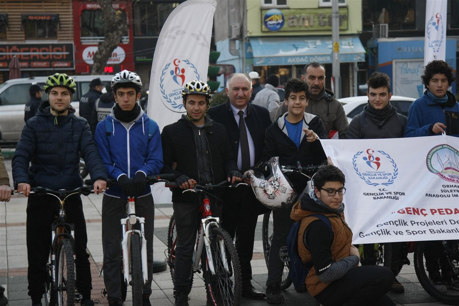 BAŞKAN ÇAĞLAYAN BİSİKLET YARIŞMASININ ŞAMPİYONLARINA ÖDÜLLERİNİ VERDİ 