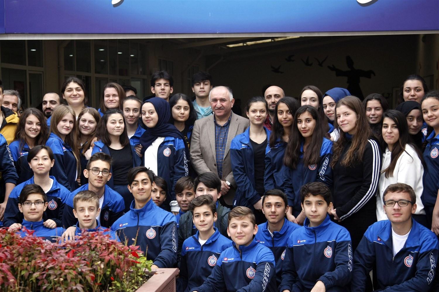 BAŞKAN ÇAĞLAYAN, GENÇLİK MERKEZİ'NDE HALKOYUNLARI EKİBİ İLE BULUŞTU 