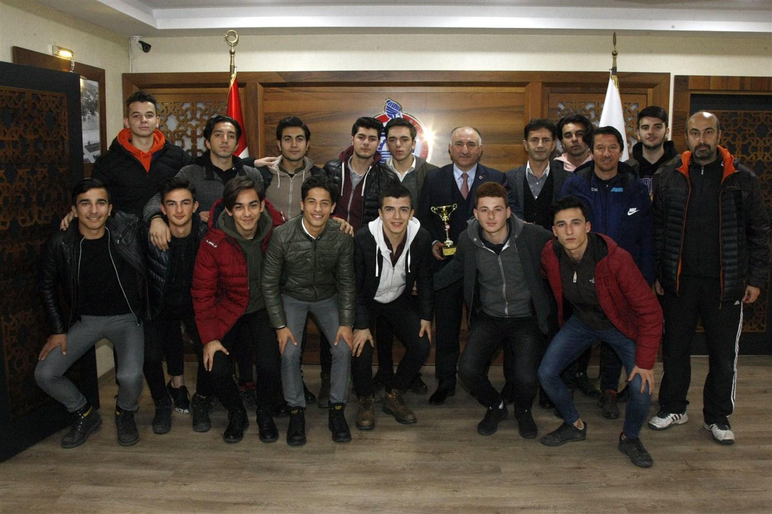 BAŞKAN ÇAĞLAYAN ÇPL'NİN ŞAMPİYON TAKIMINI AĞIRLADI 