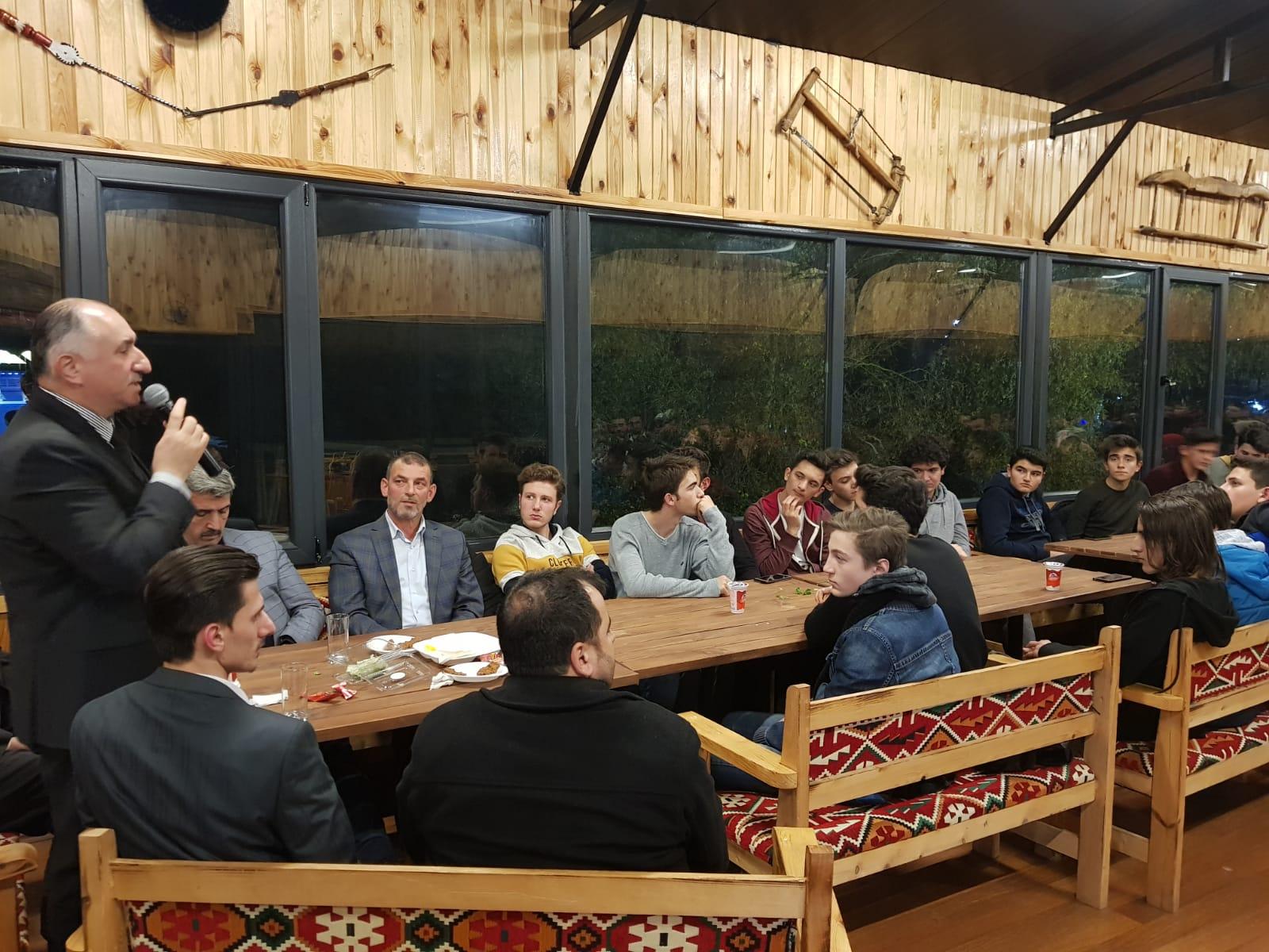 BAŞKAN ÇAĞLAYAN GENÇLERLE AKŞAM YEMEĞİNDE BULUŞTU, GENÇLERLE BİRLİKTE TÜRKÜ SÖYLEDİ 