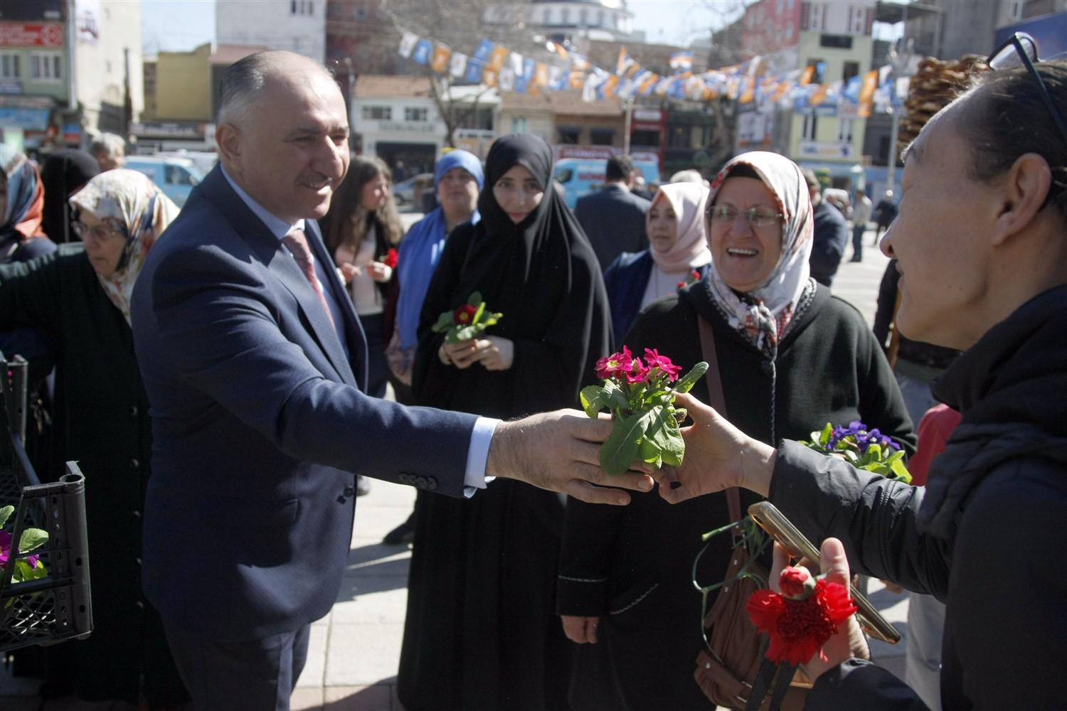 8 MART DÜNYA KADINLAR GÜNÜNDE BELEDİYEDEN 5 BİN ADET ÇİÇEK 