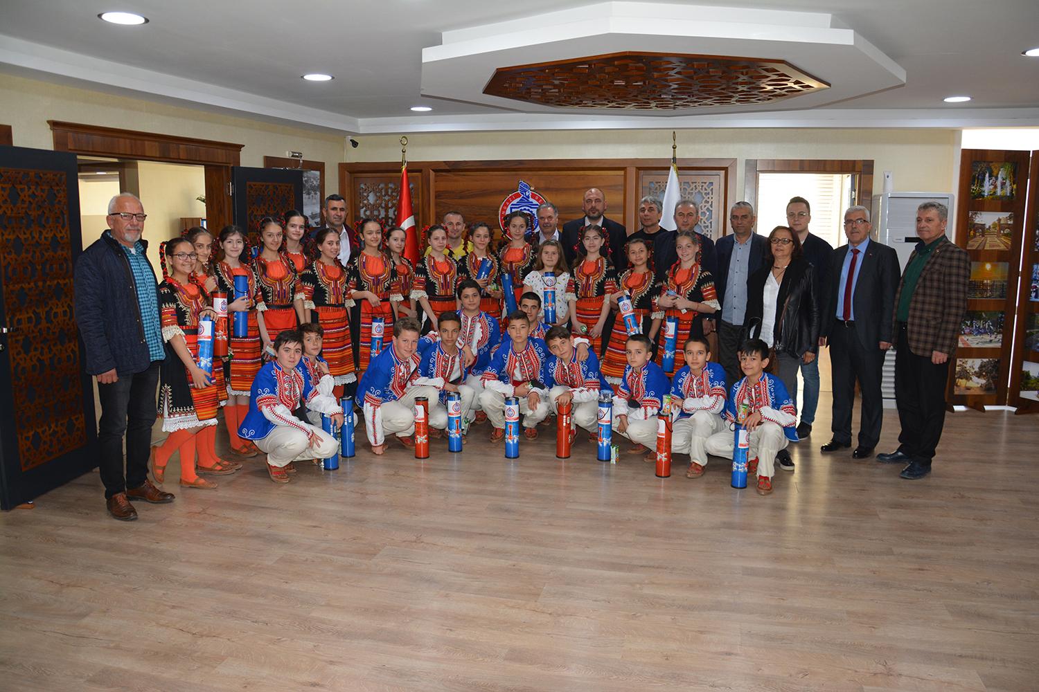 BULGARİSTAN HALK OYUNLARI EKİBİ BAŞKAN AYDIN'I ZİYARET ETTİ 