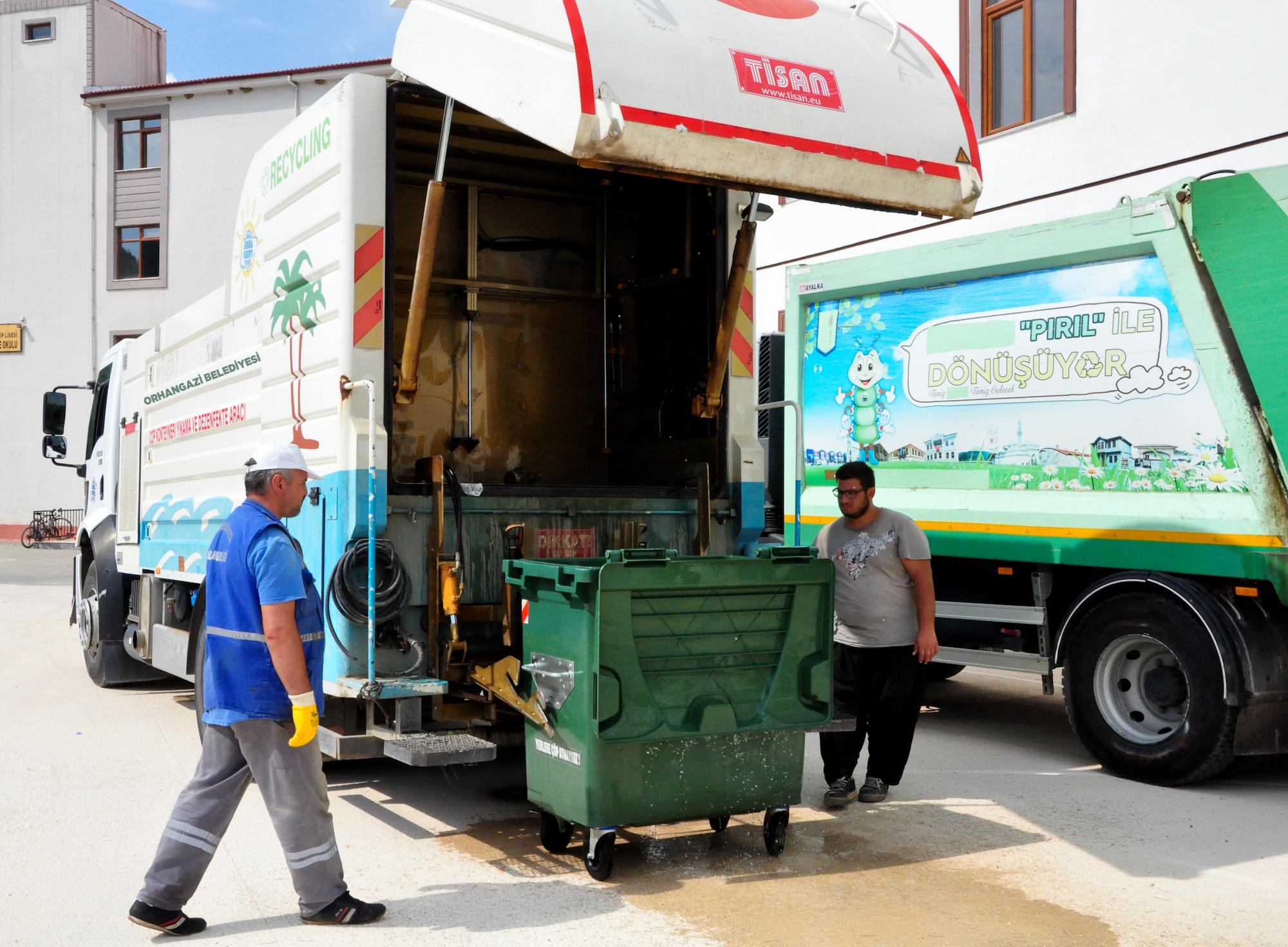 ORHANGAZİ’DE ÇÖP KONTEYNERLERİ YIKANIYOR. 