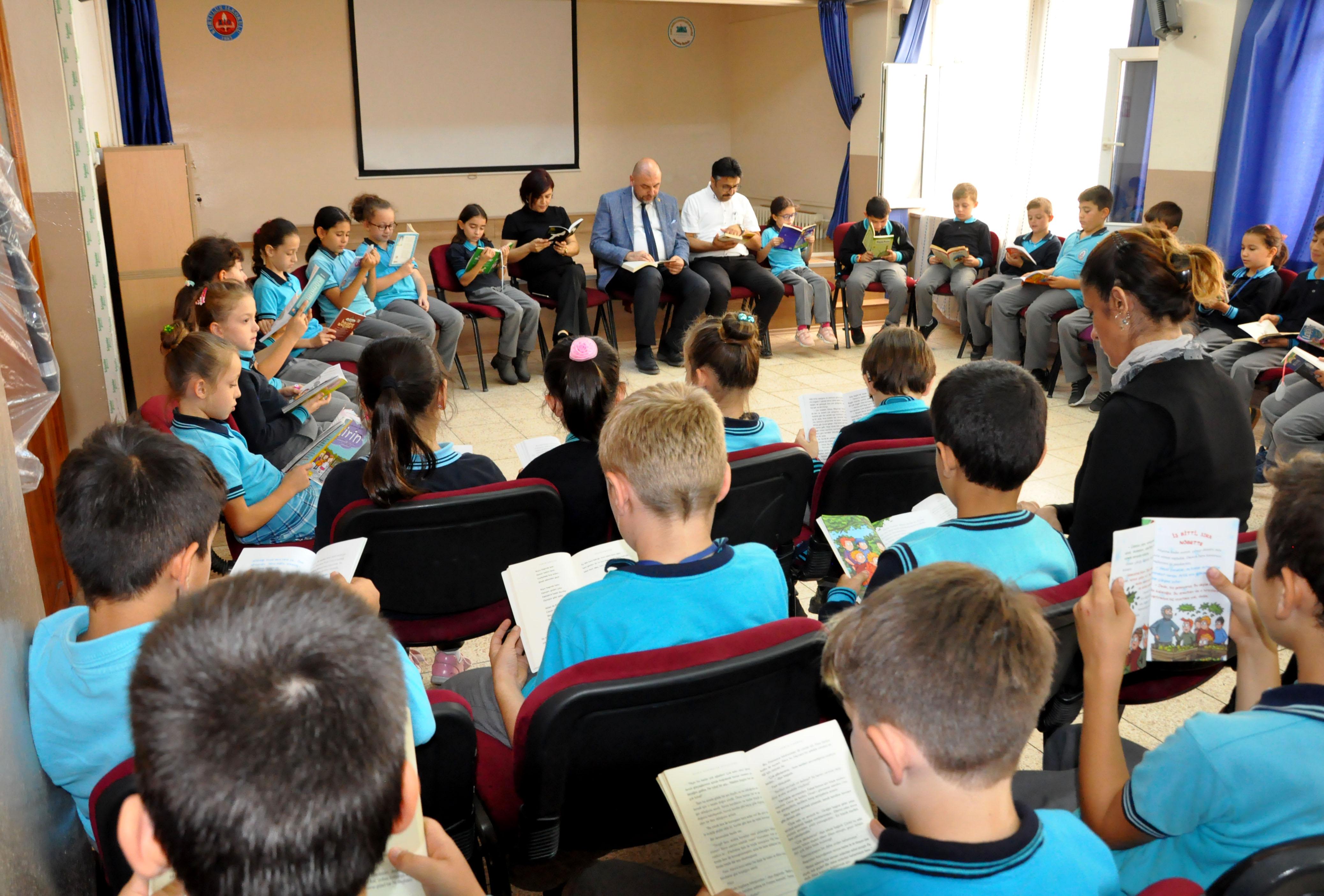 MİNİK ÖĞRENCİLER BAŞKAN AYDIN’LA KİTAP OKUDU. 