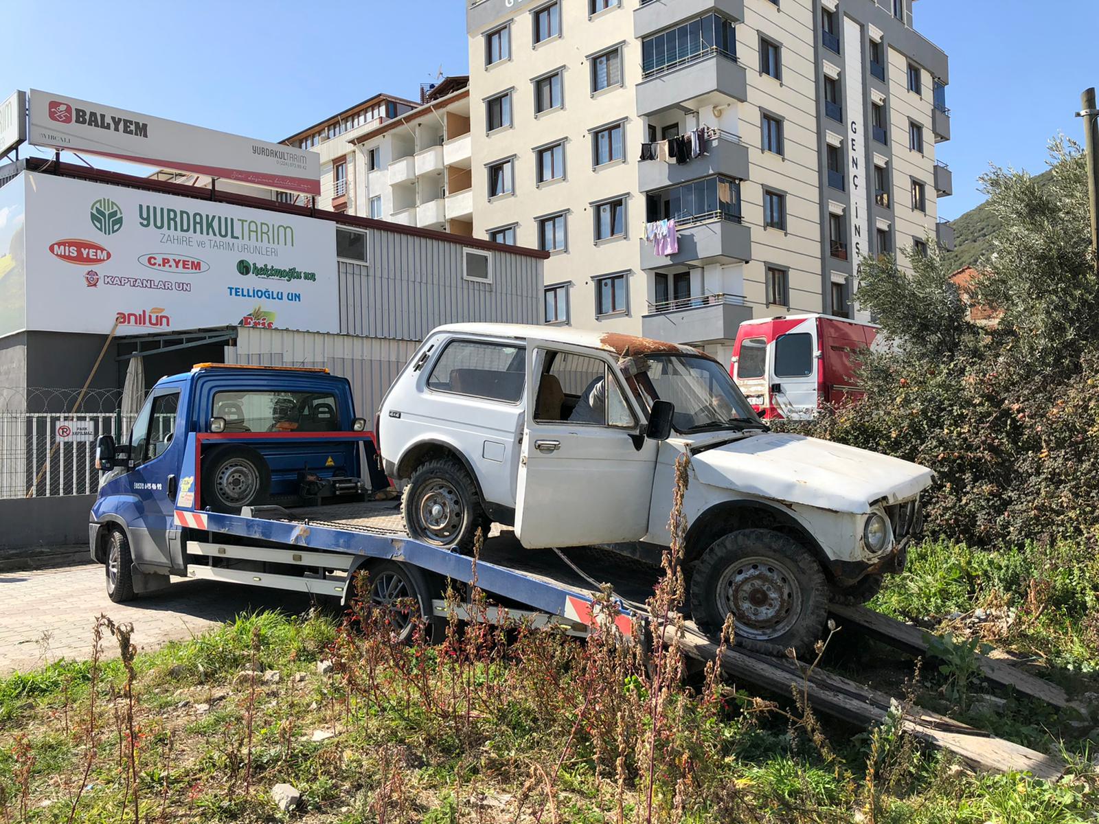 TERK EDİLMİŞ HURDA ARAÇLAR KALDIRILIYOR 