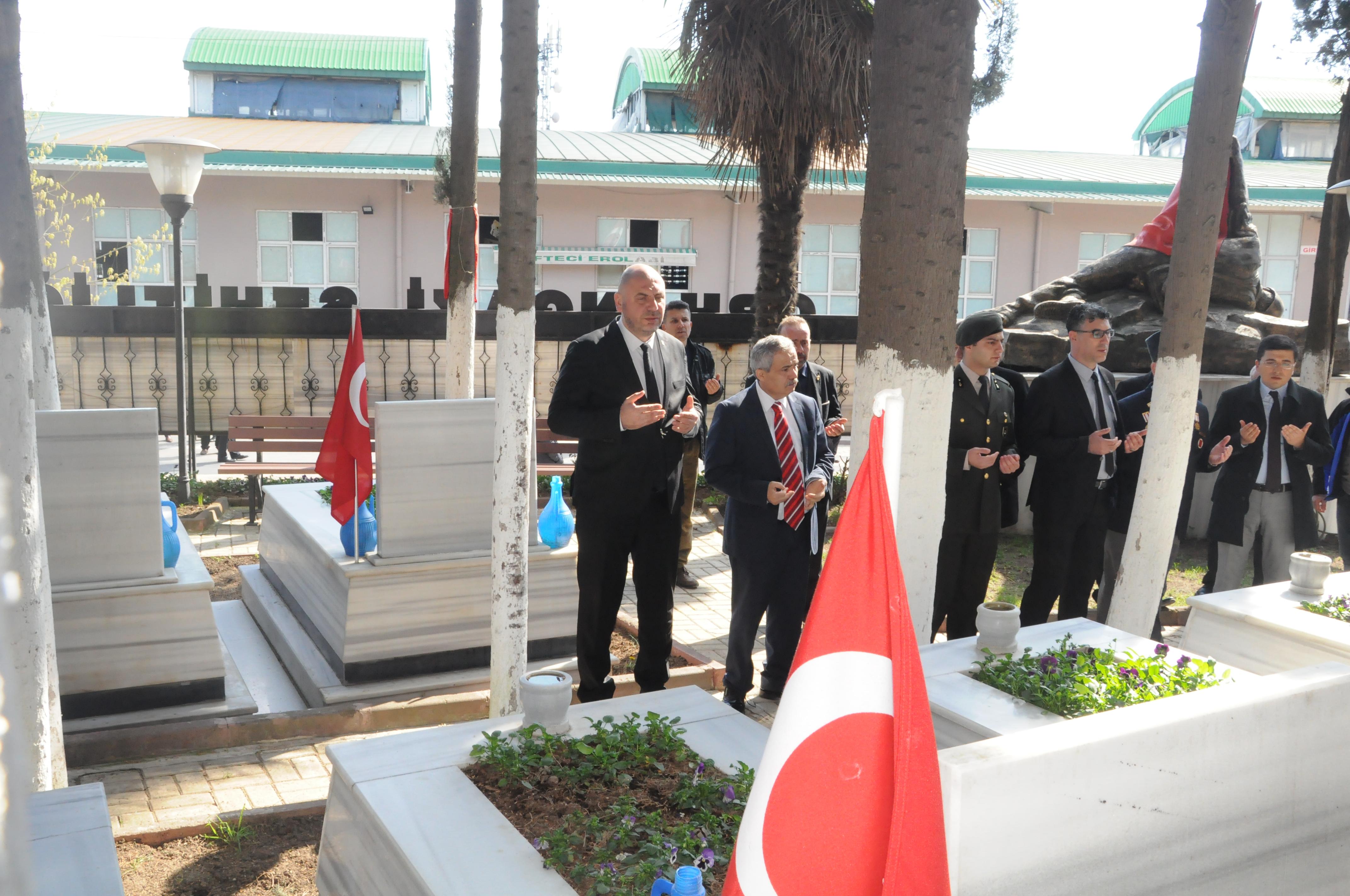 BÜYÜK ZAFERE ŞEHİTLİKTE KUTLAMA 