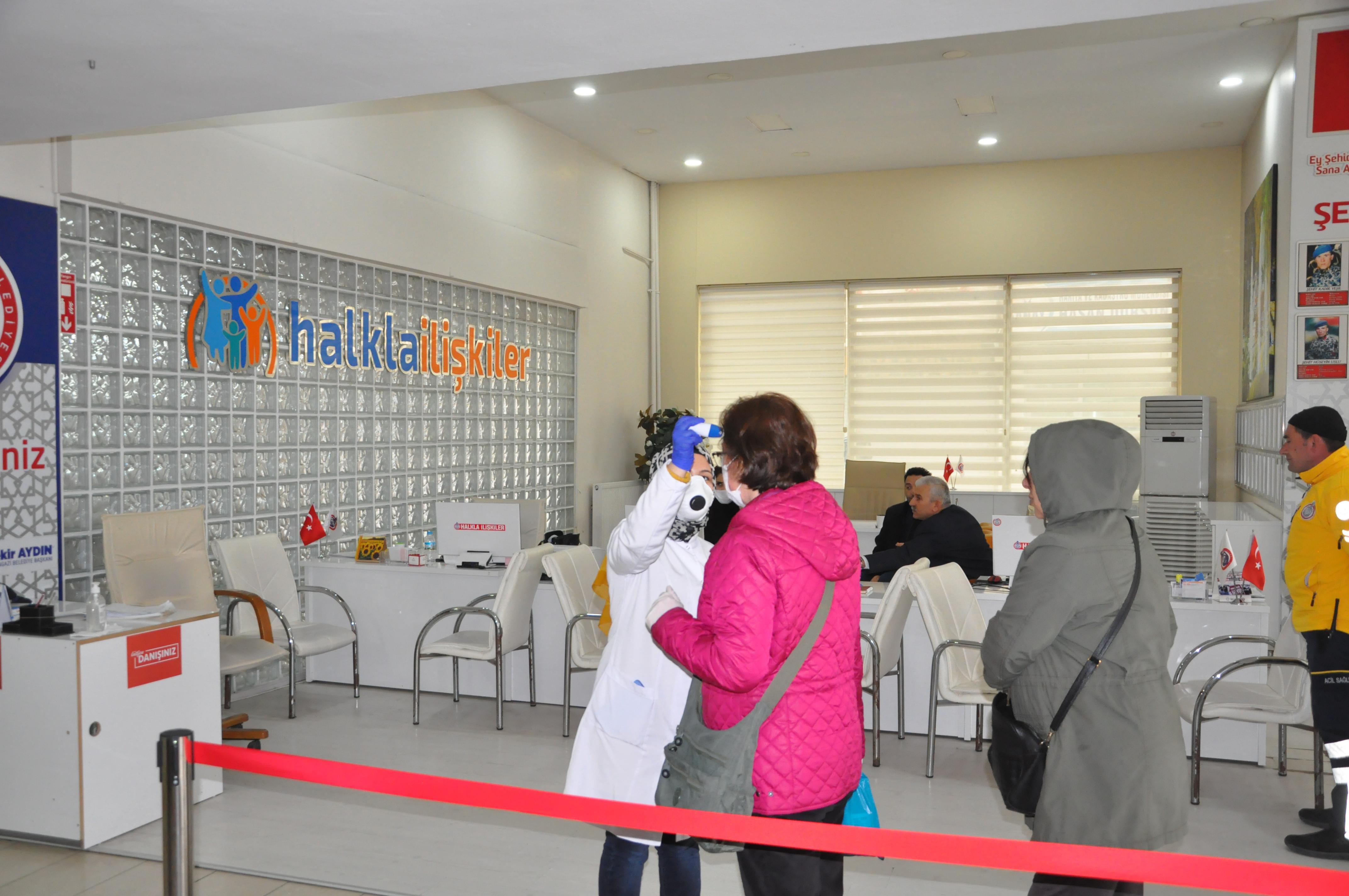 BELEDİYE GİRİŞİNDE ATEŞ KONTROLÜ 