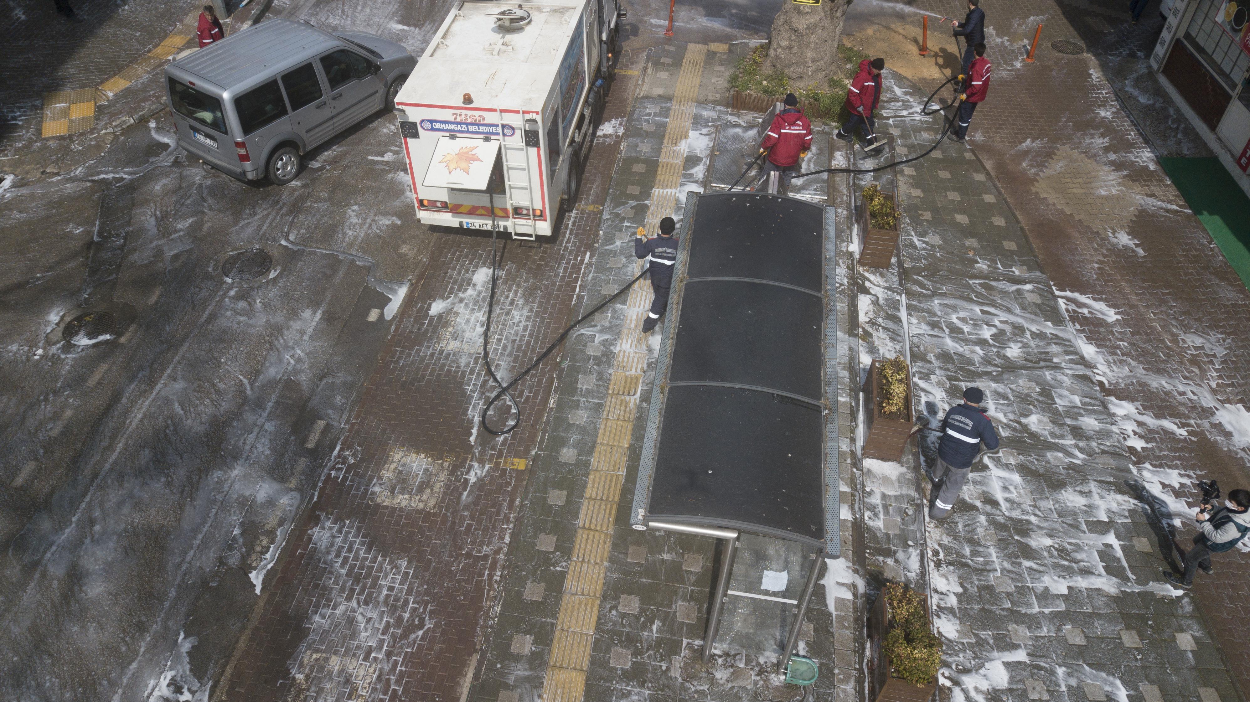 CADDELER KÖPÜKLE DEZENFEKTE EDİLİYOR 