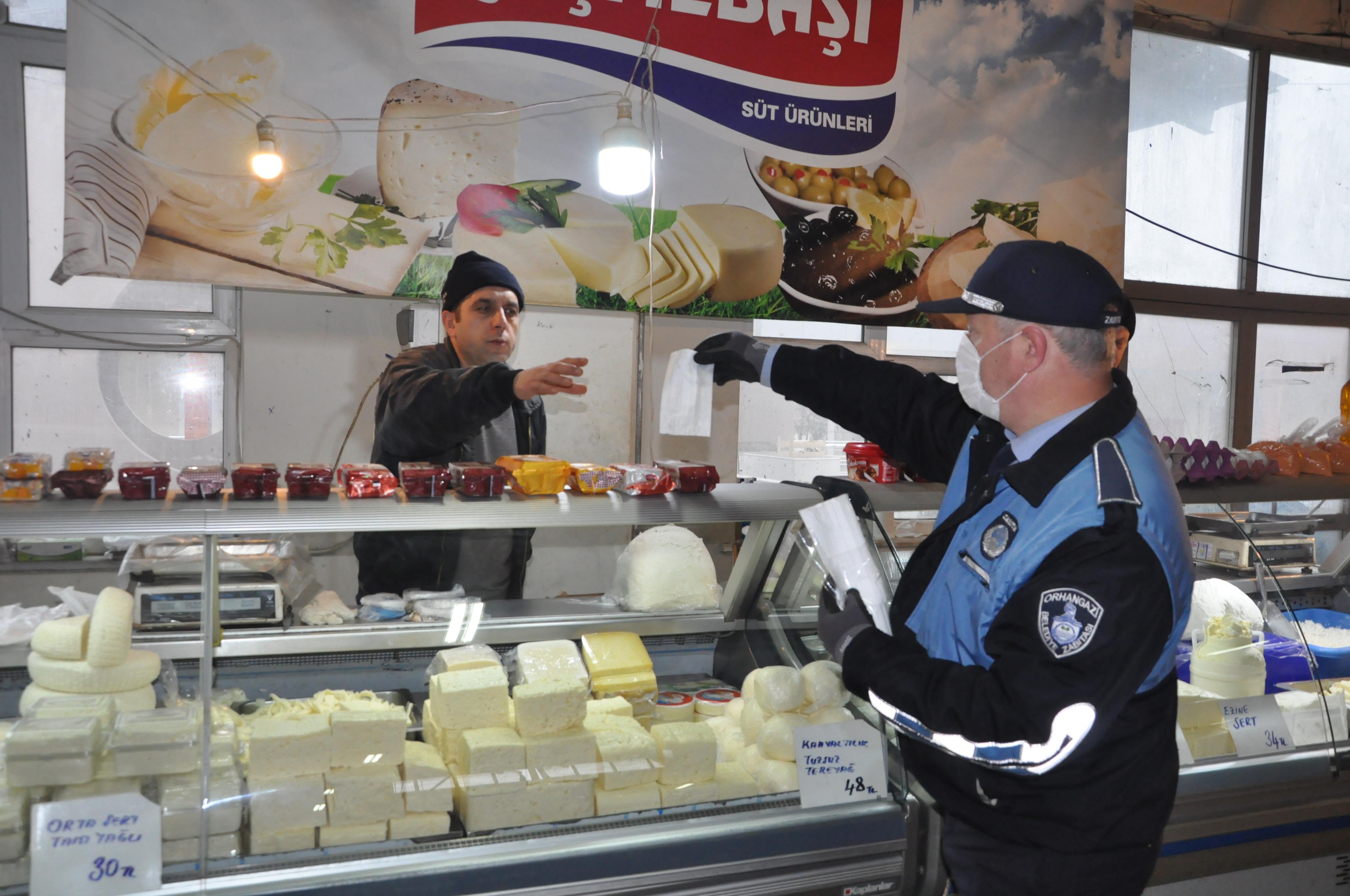 ORHANGAZİ BELEDİYESİ PAZAR YERİNDE MASKE VE ELDİVEN DAĞITTI 