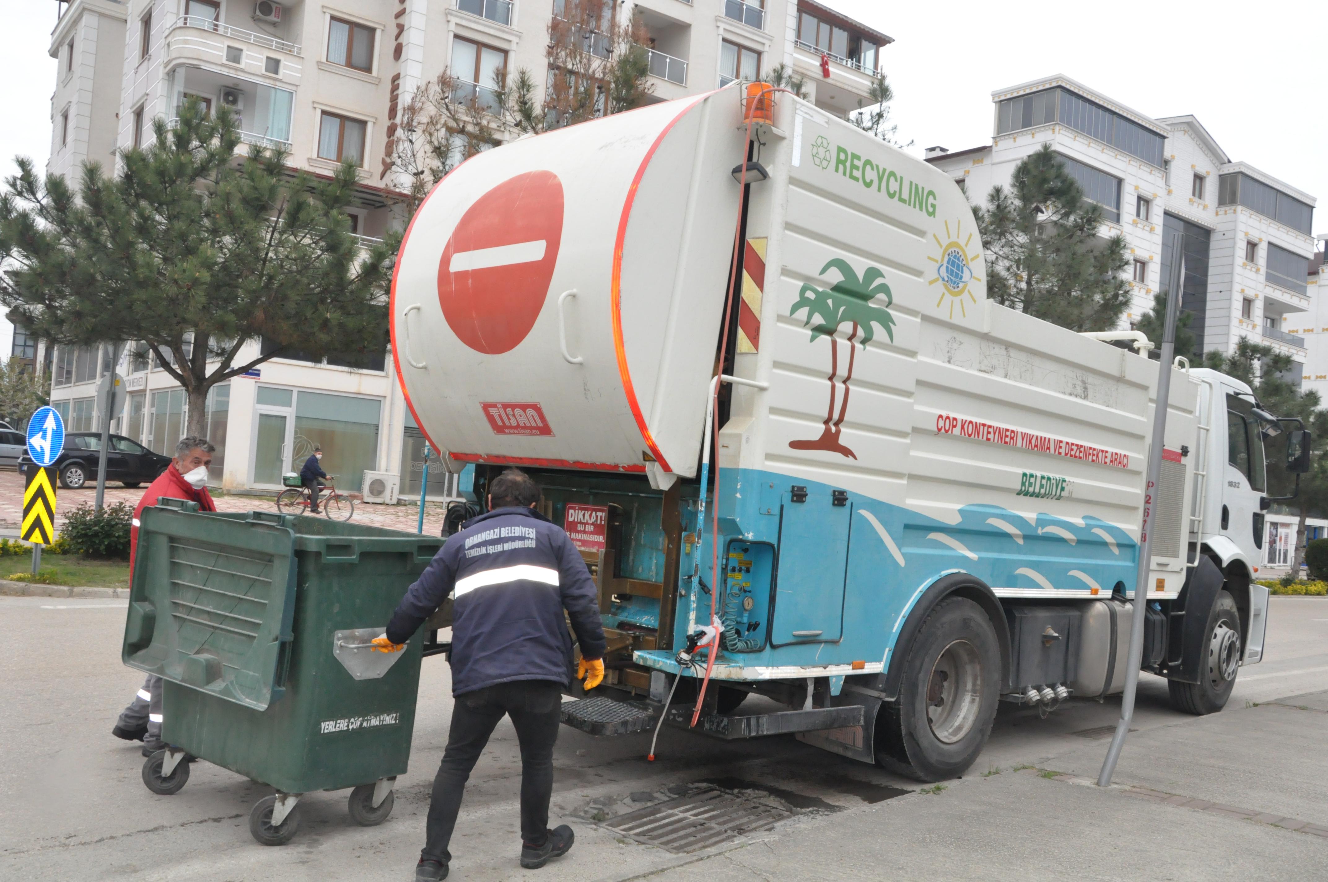 ÇÖP KONTEYNERLERİ YIKANIYOR 