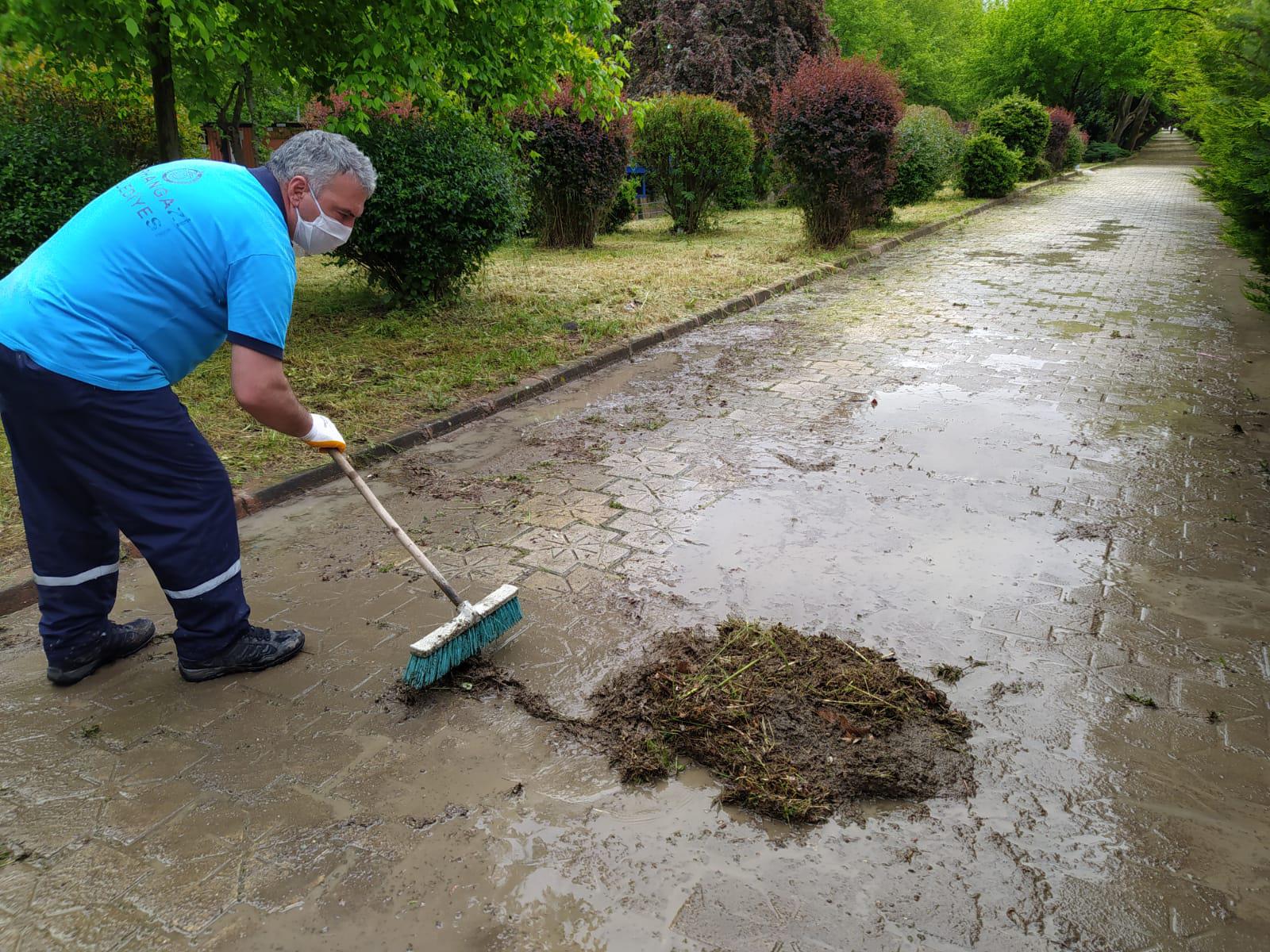 ORHANGAZİ’DE BAHAR TEMİZLİĞİ DEVAM EDİYOR 