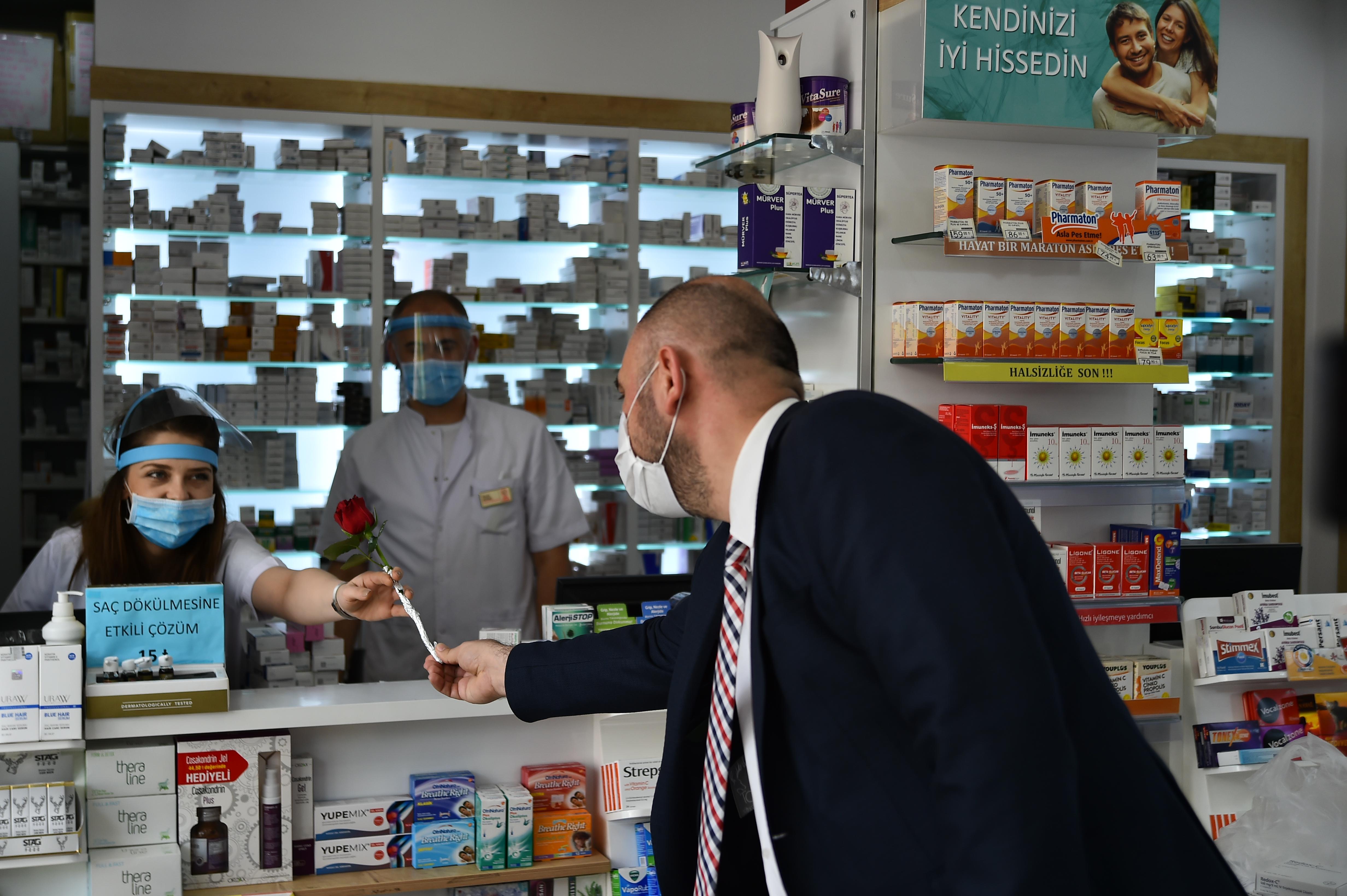 BAŞKAN AYDIN ECZACILAR GÜNÜNÜ KUTLADI 