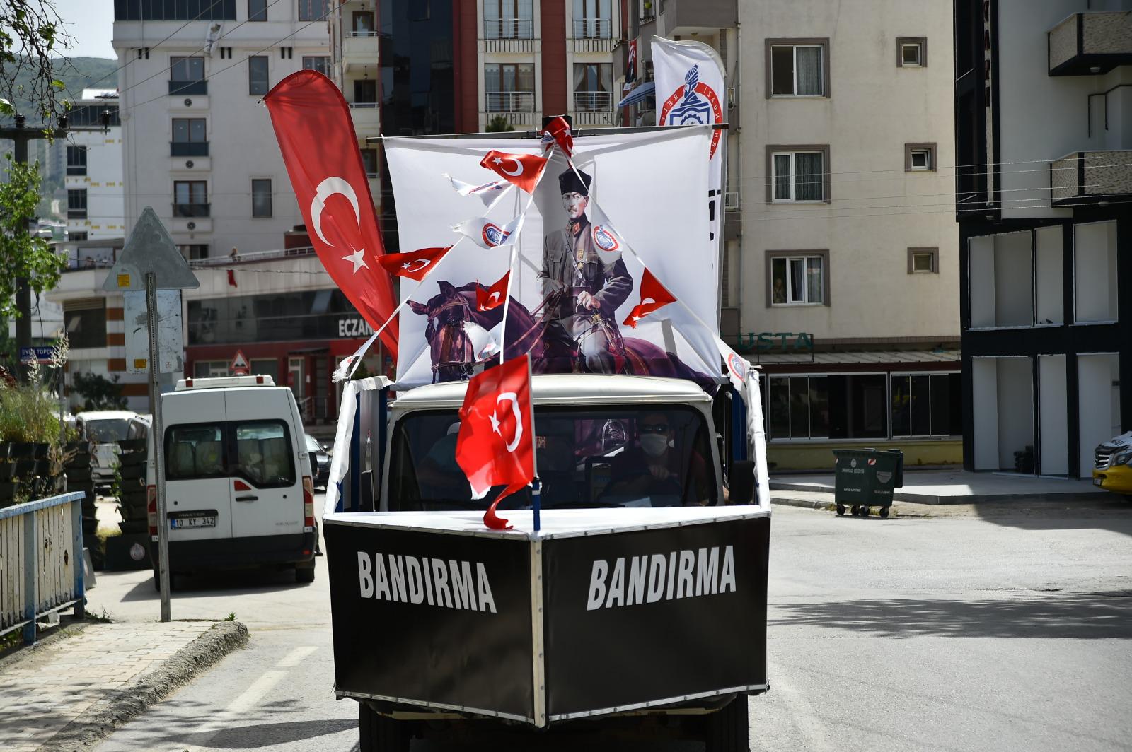 BANDIRMA VAPURU İLE 19 MAYIS COŞKUSU BALKONLARA TAŞINDI 