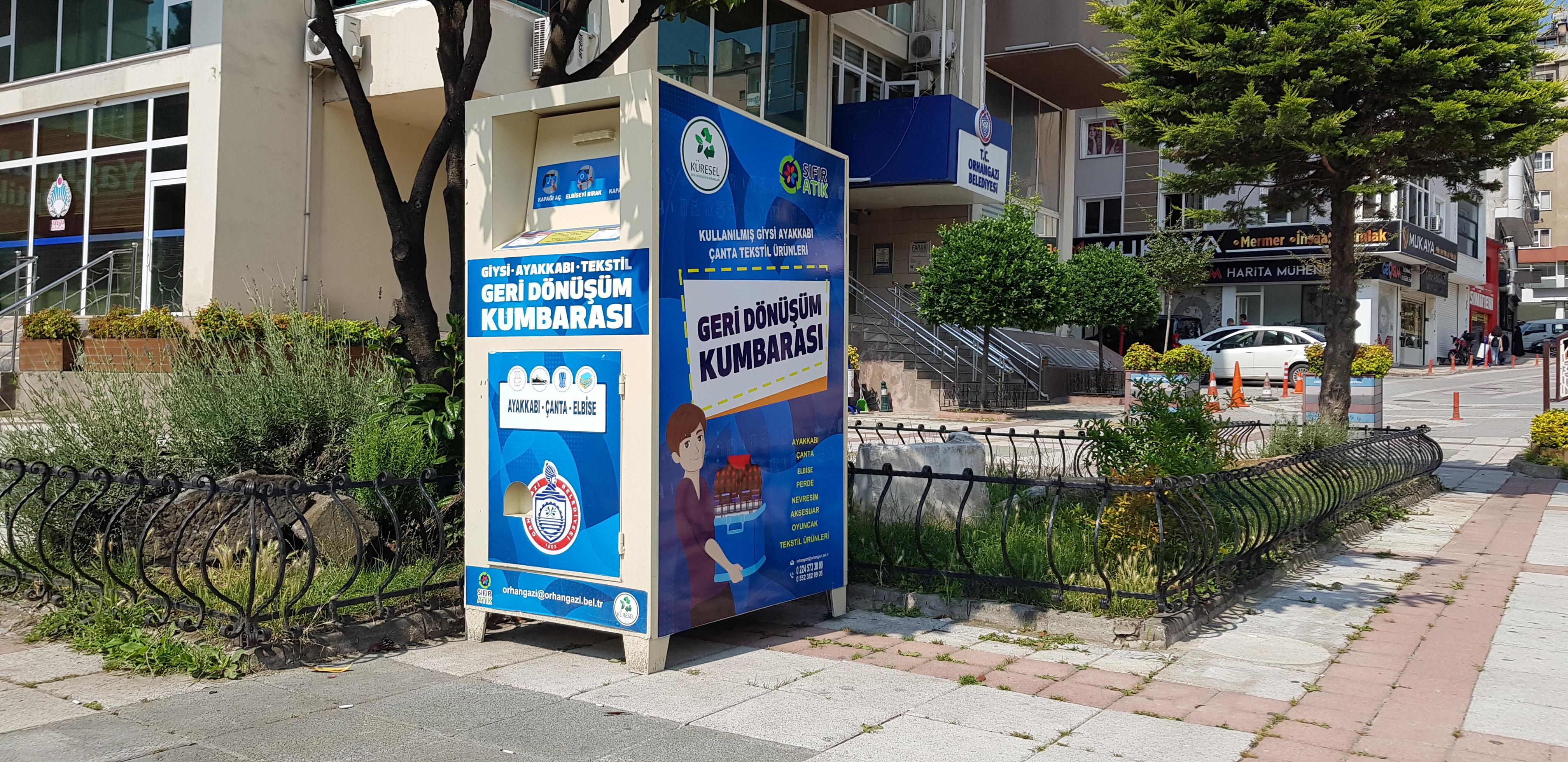 ORHANGAZİ’DE GERİ DÖNÜŞÜM KUTULARI VE TEKSTİL ATIK KUMBARALARI DAĞITILDI 