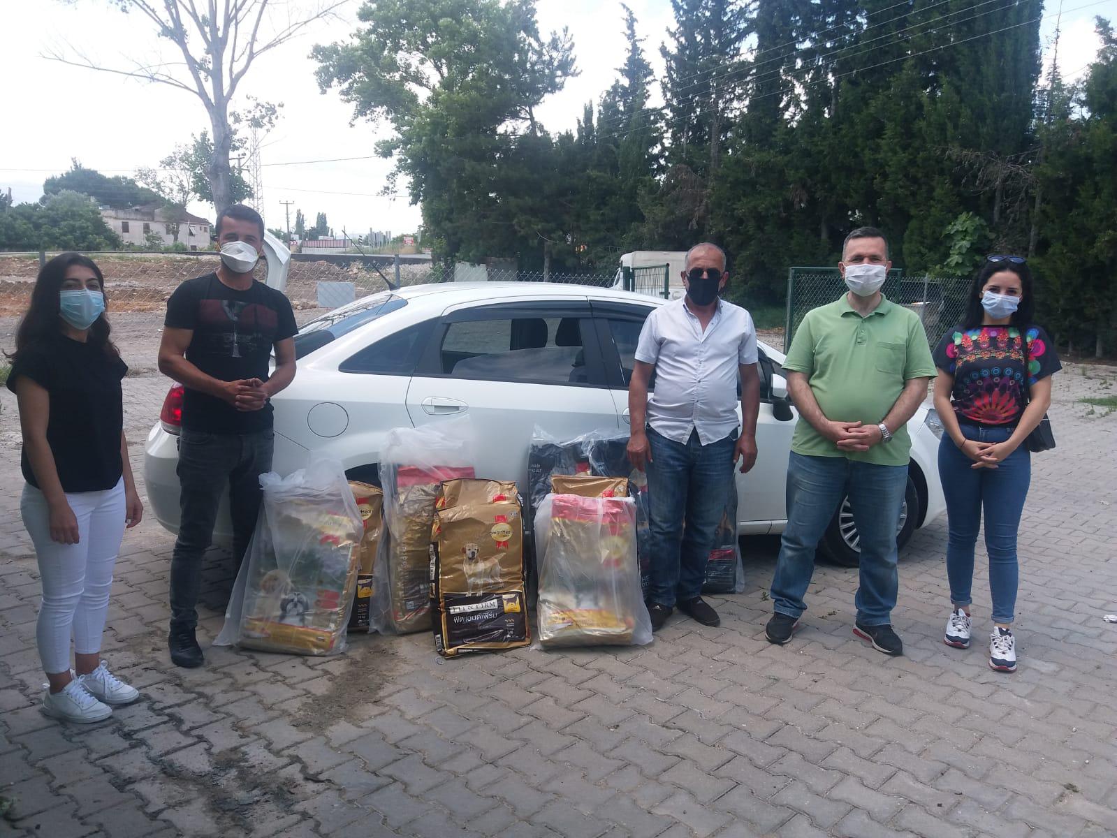 ORHANGAZİ BELEDİYESİ HAYVAN SEVERLERE 1,5 TON KÖPEK MAMASI DAĞITTI 