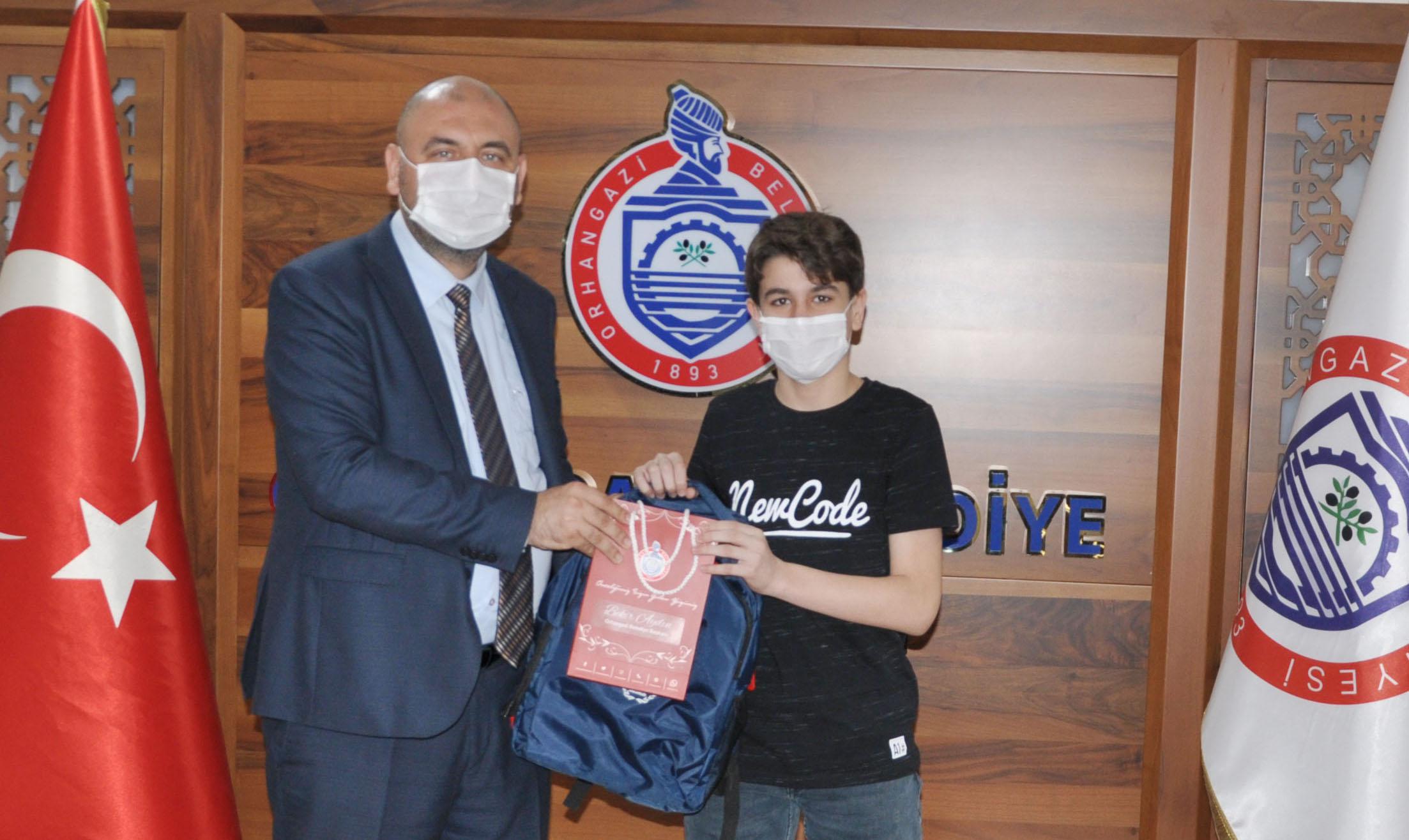 BAŞKAN AYDIN’DAN KONURALP YÜCE’YE TEBRİK 