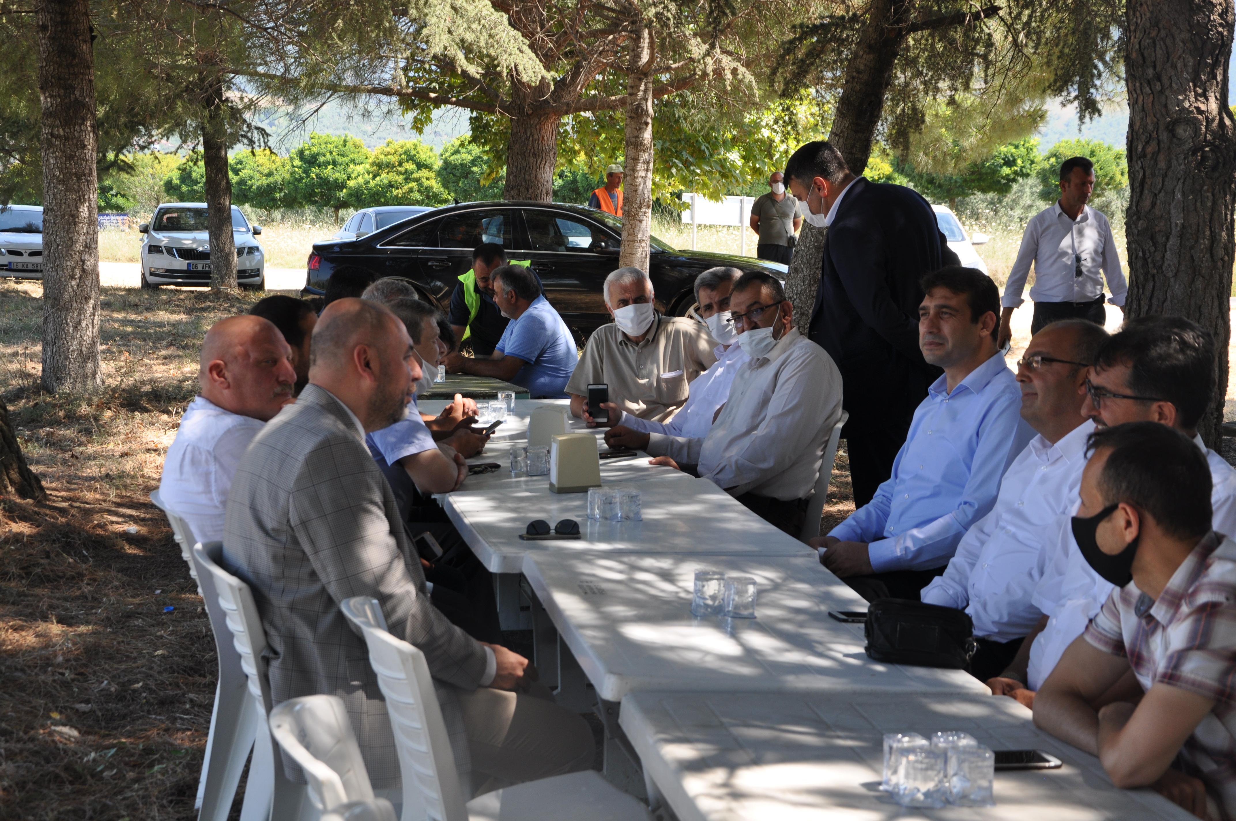 BAŞKAN AYDIN KARAYOLLARI BÖLGE MÜDÜRÜ İLE BİRLİKTE YENİKÖY’DE YOL GENİŞLETME ÇALIŞMALARINI İNCELEDİ 