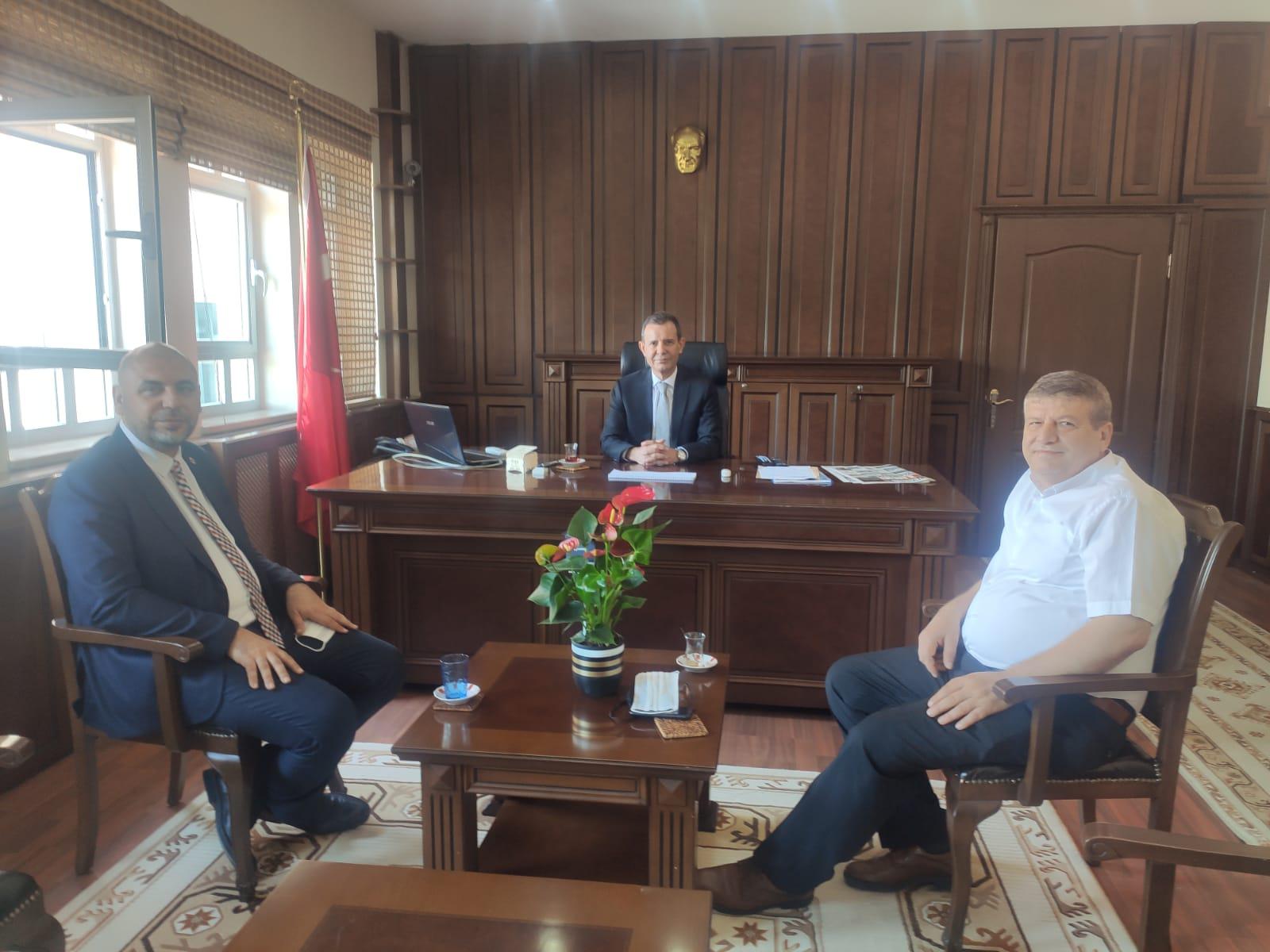 BAŞKAN AYDIN KAYMAKAM SÜLEYMAN ÖZÇAKICI’YI ZİYARET ETTİ 