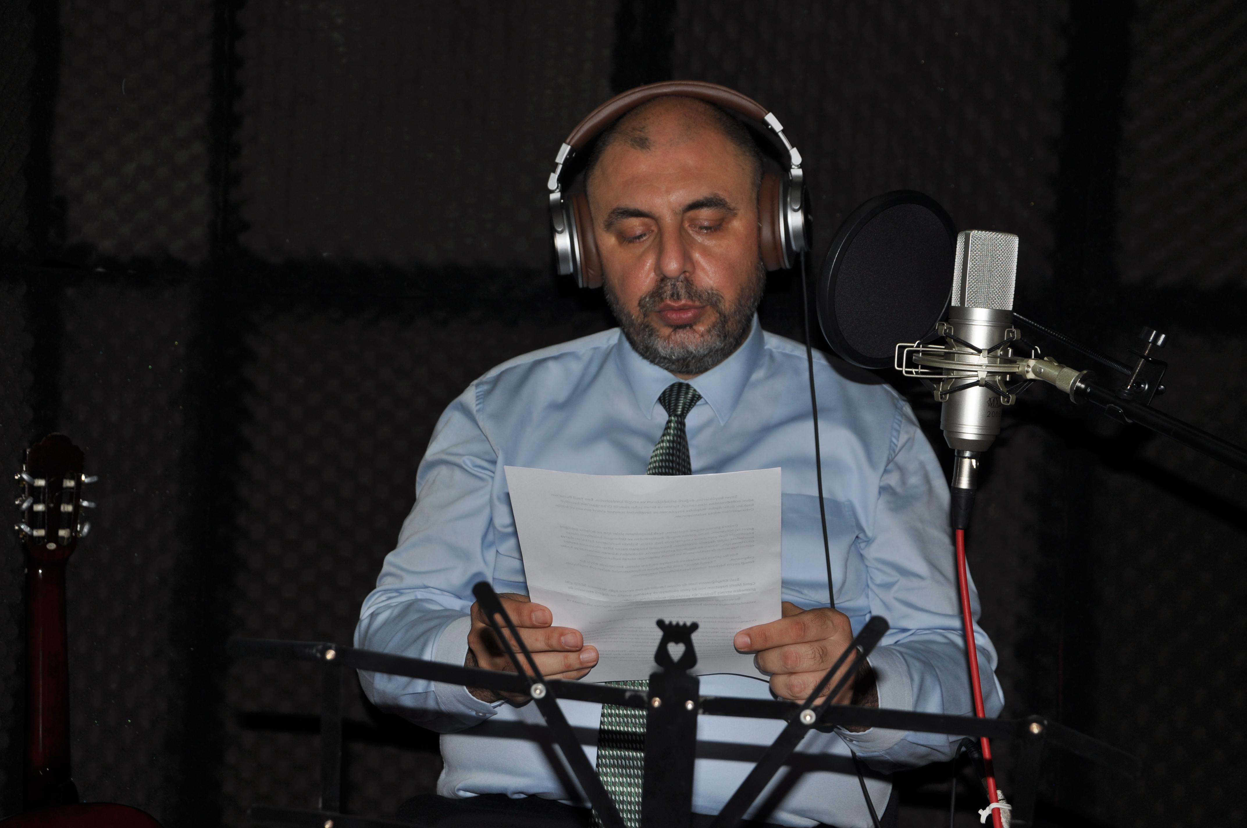 BELEDİYE BAŞKANI BEKİR AYDIN SESLİ KÜTÜPHANEDE MAKALE SESLENDİRDİ 