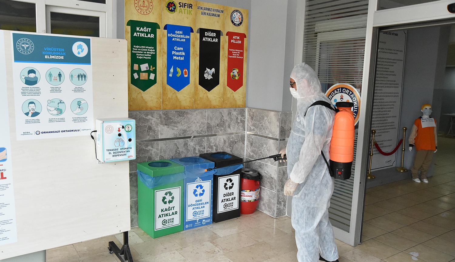 OKULLAR YENİDEN DEZENFEKTE EDİLİYOR 