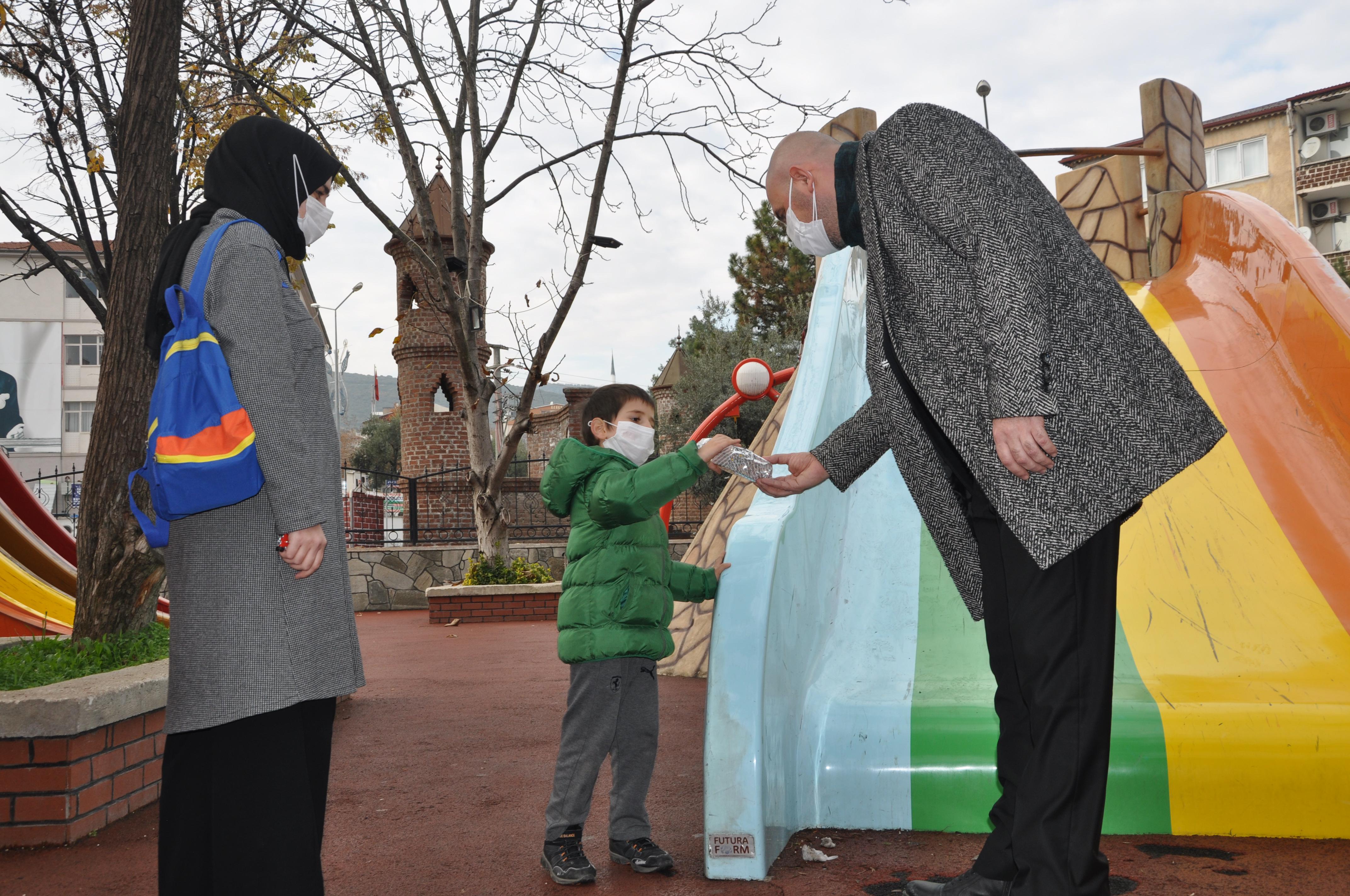 PARKTA OYNAYAN ÇOCUKLARA HEDİYELER BAŞKANDAN 