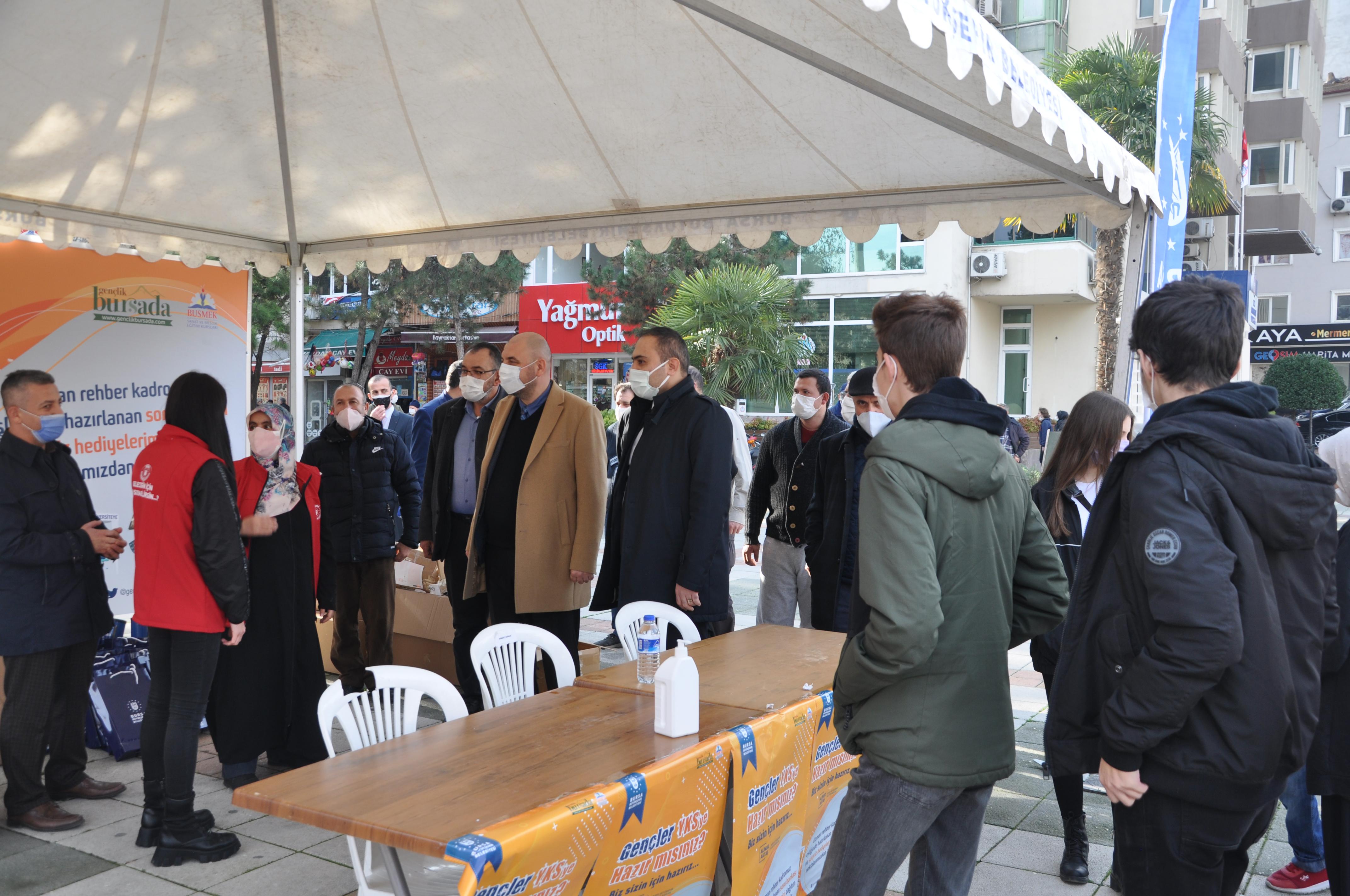 ÜNİVERSİTE ADAYLARINA YKS SORU BANKASI KİTAPÇIĞI DAĞITILDI 