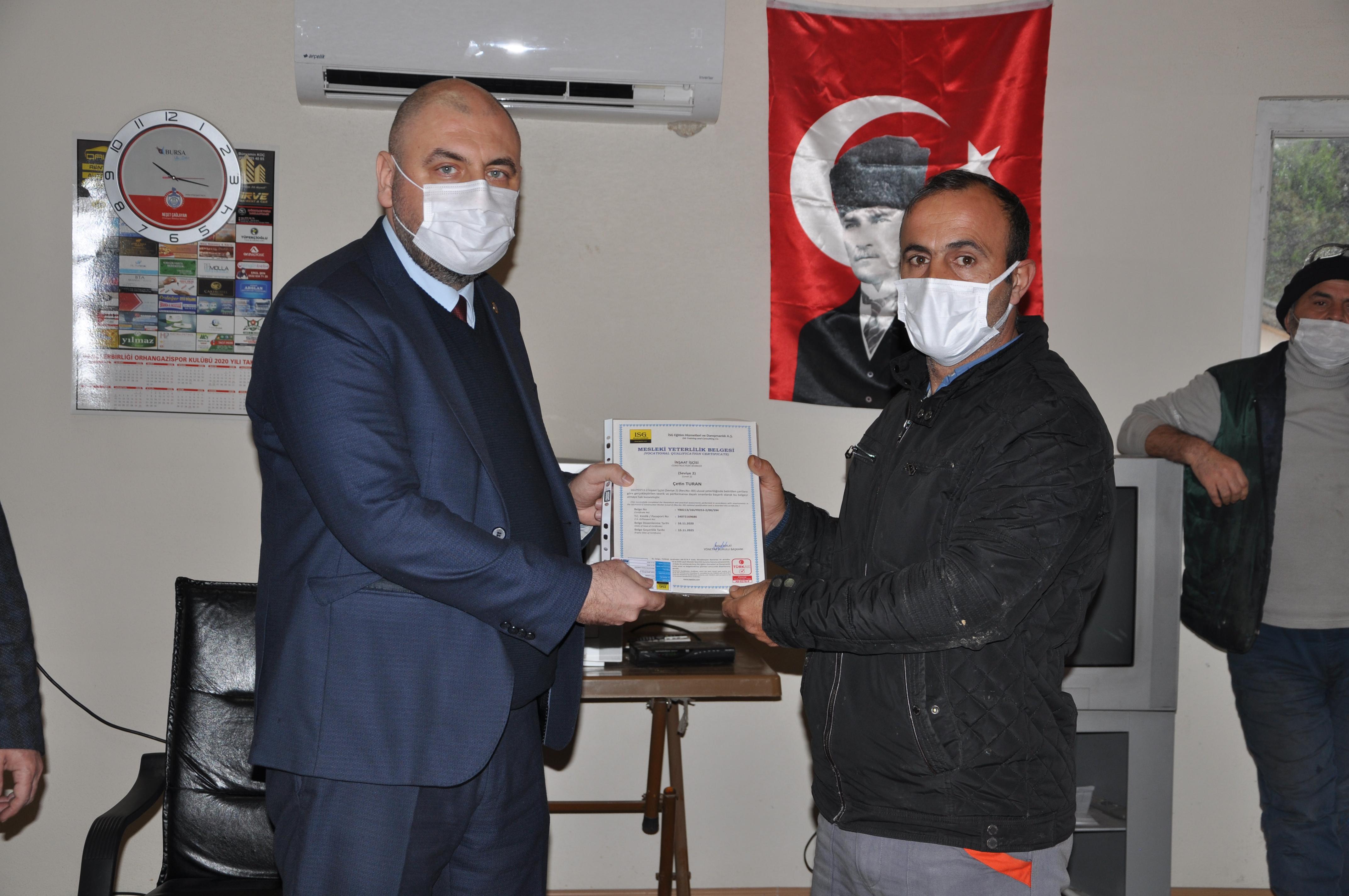 BELEDİYE PERSONELİ YETERLİLİK BELGESİ ALDI 