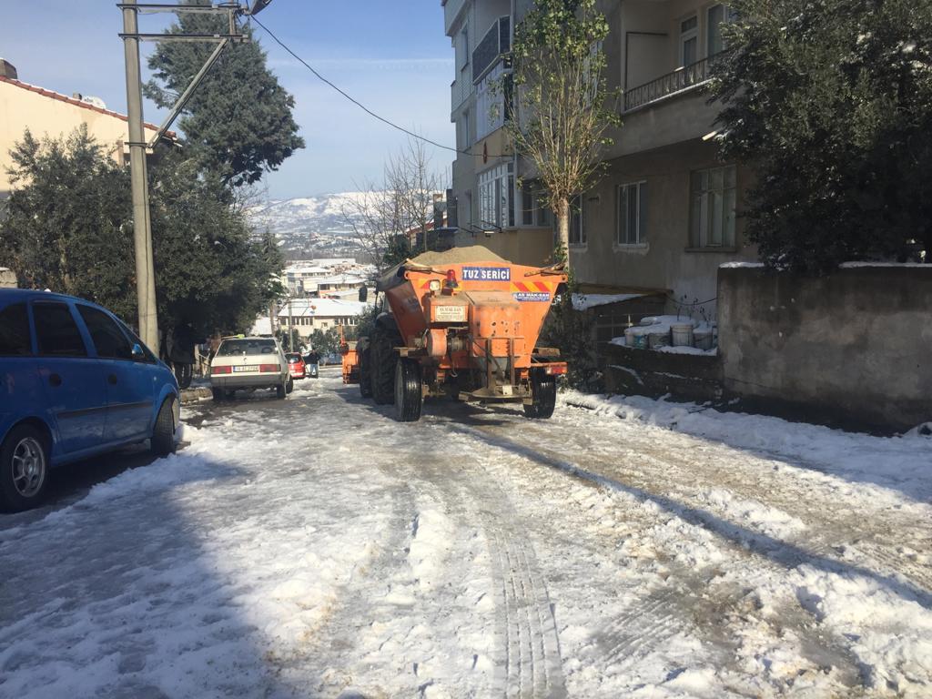 BUZLANMAYA KARŞI TUZLAMA ÇALIŞMALARI DEVAM EDİYOR 