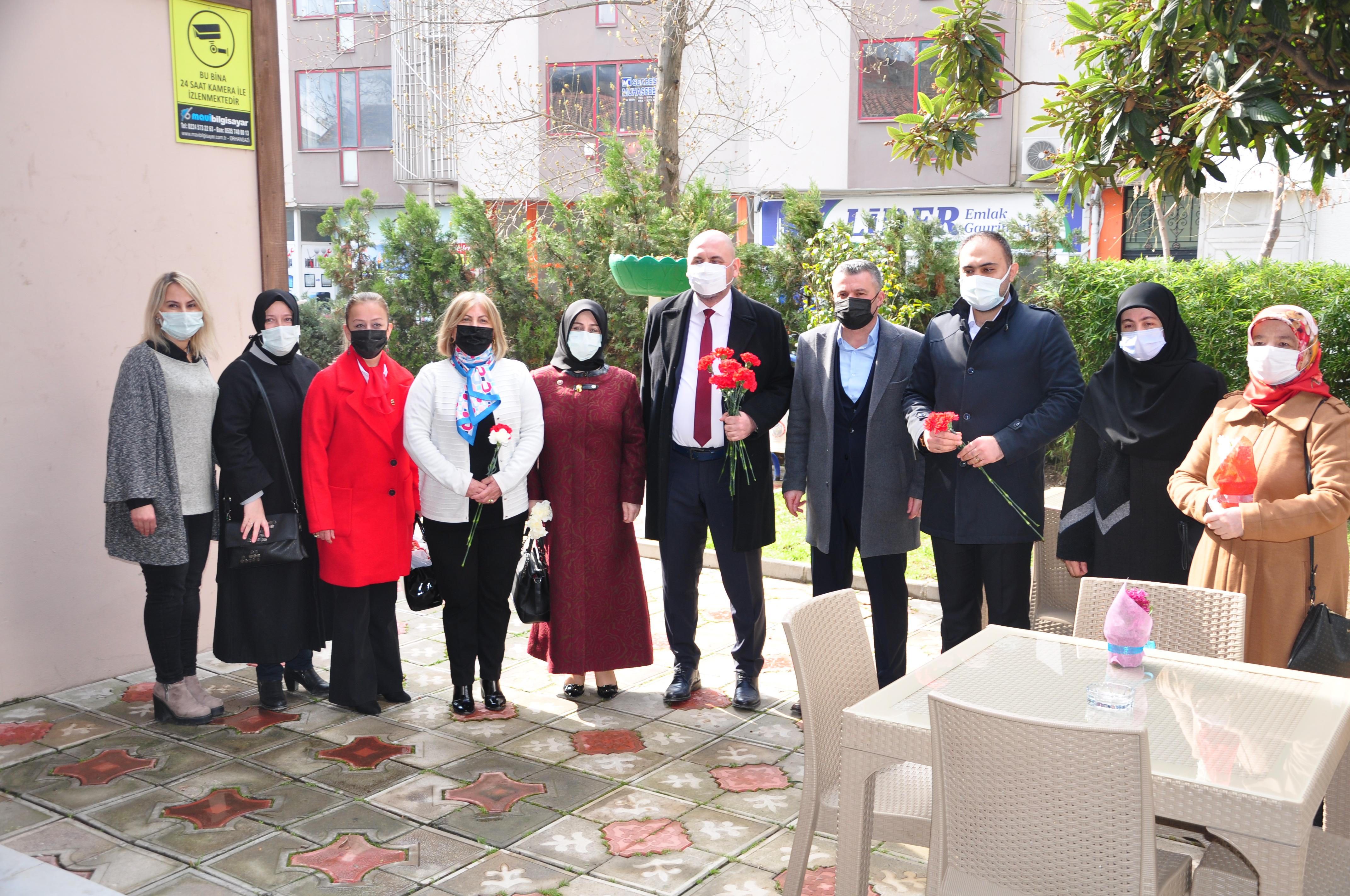 BAŞKAN AYDIN, 8 MART DÜNYA KADINLAR GÜNÜNDE KARANFİL DAĞITTI 