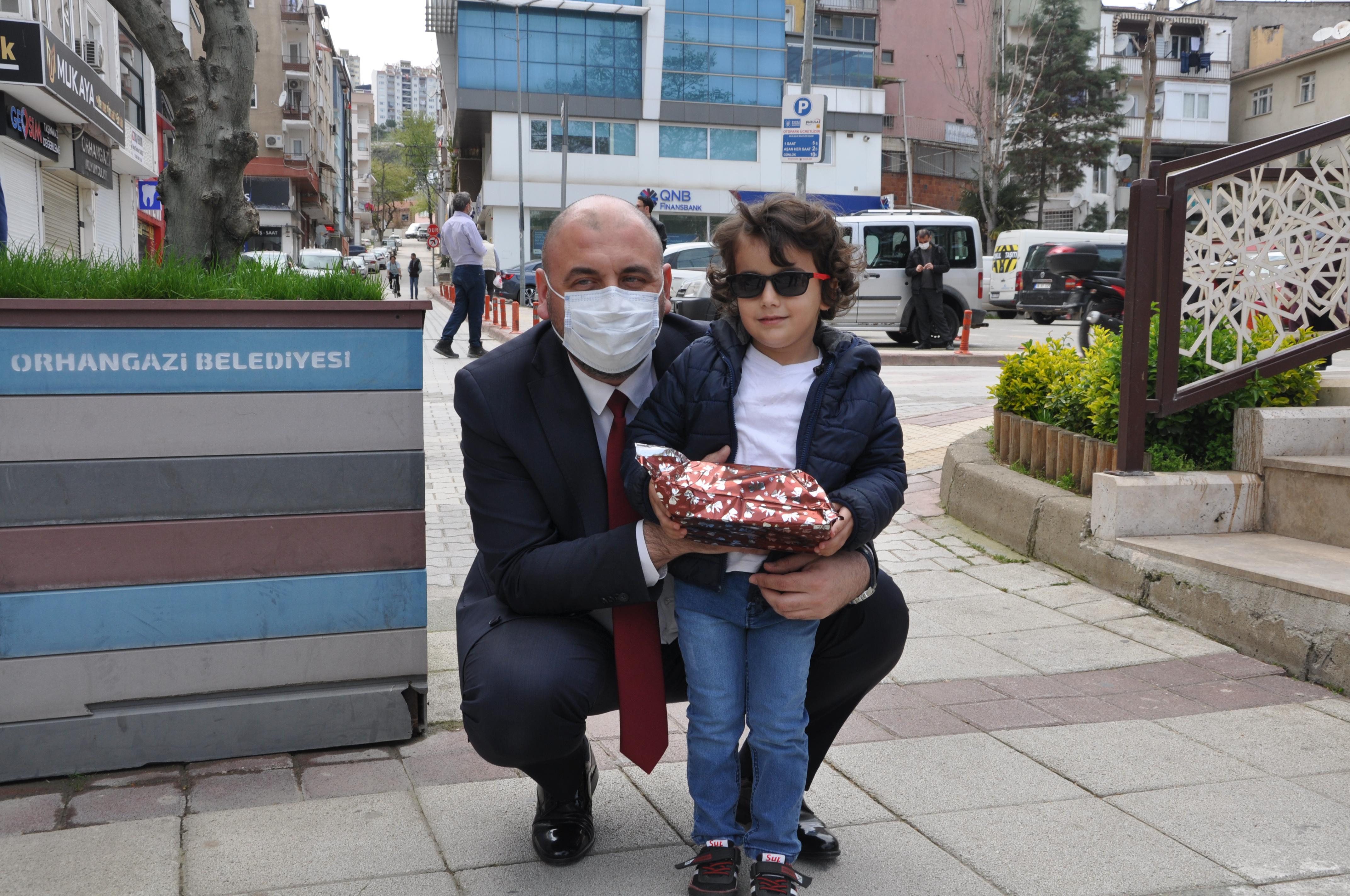 BAŞKAN AYDIN’DAN ÇOCUKLARA 23 NİSAN HEDİYESİ 