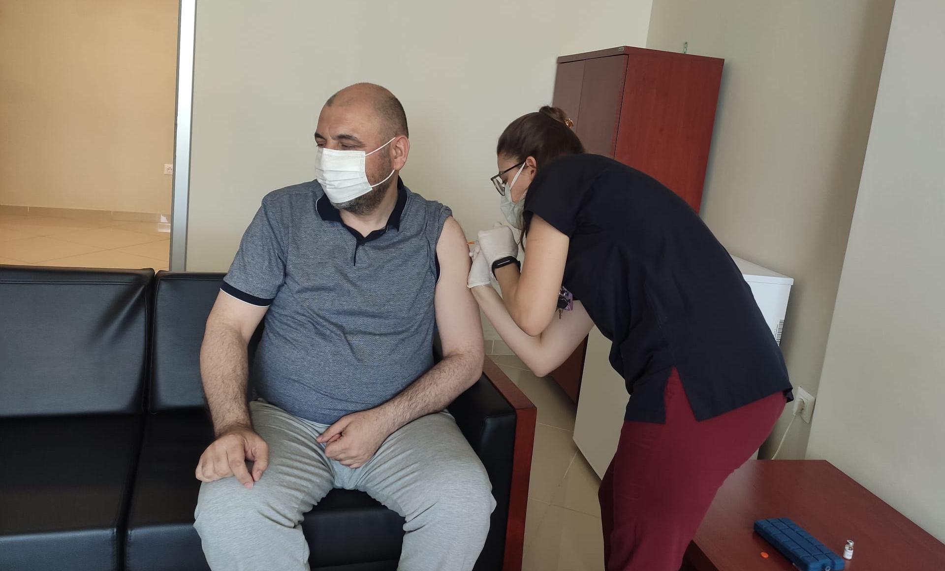 BAŞKAN AYDIN, KORONAVİRÜS AŞISININ İLK DOZUNU YAPTIRDI 