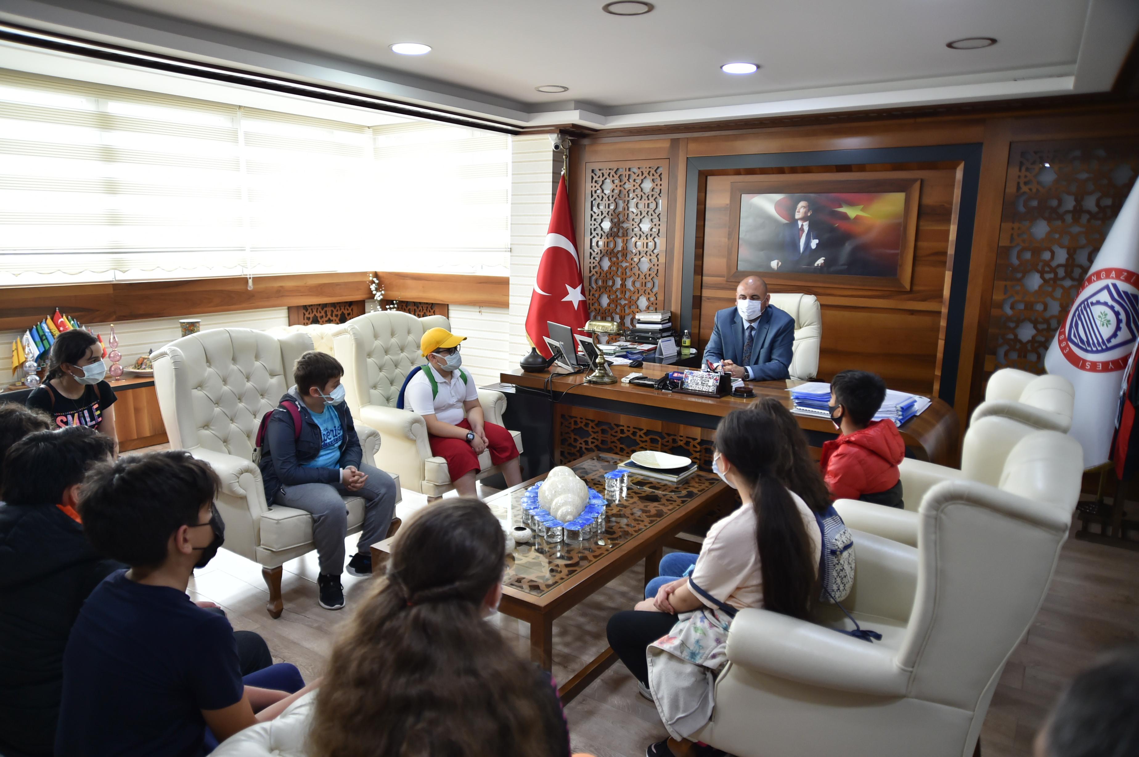 ÖĞRENCİLERİN “TELAFİ EĞİTİMİ” ÇEVRE GEZİLERİNDE BUGÜN BELEDİYE ZİYARETİ 