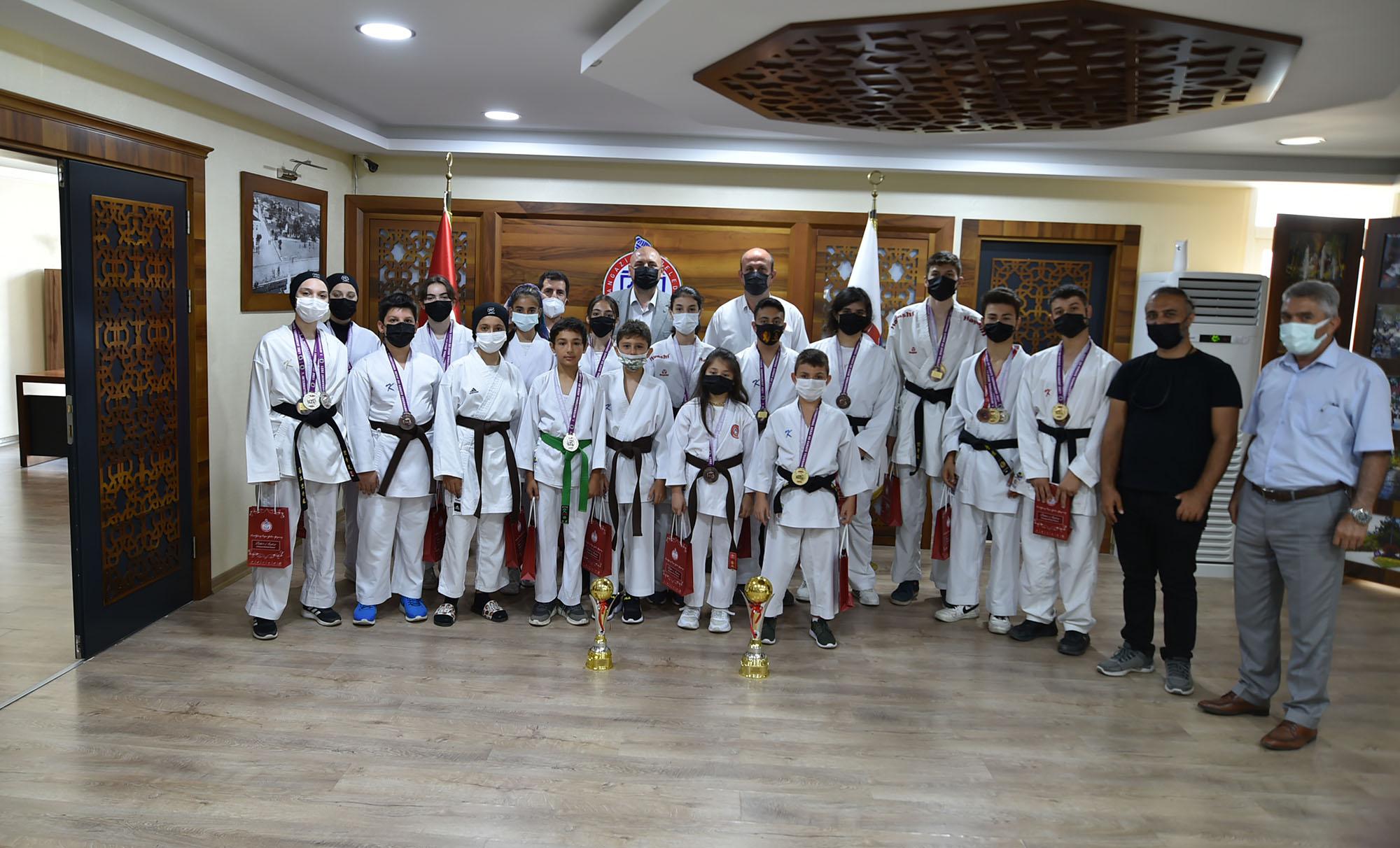 ŞAMPİYON SPORCULARDAN BAŞKAN AYDIN’A ZİYARET 