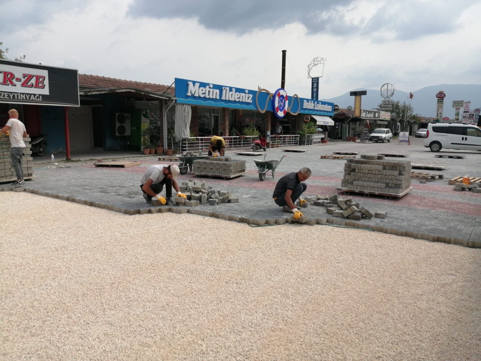 ZEYTİNCİLER ÇARŞISINDA PARKE ÇALIŞMASI BAŞLADI