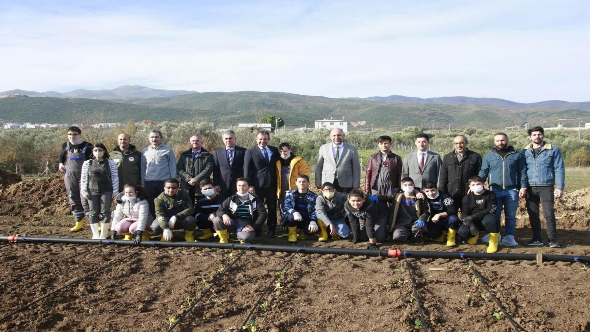 Engelsiz tarımda fidanlar toprakla buluştu