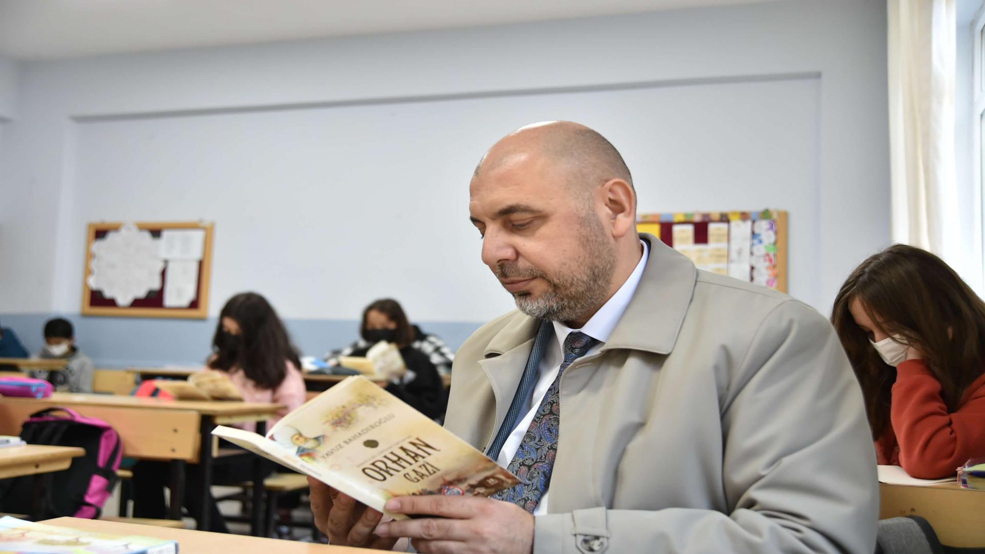 BAŞKAN AYDIN ÖĞRENCİLERLE BİRLİKTE KİTAP OKUDU