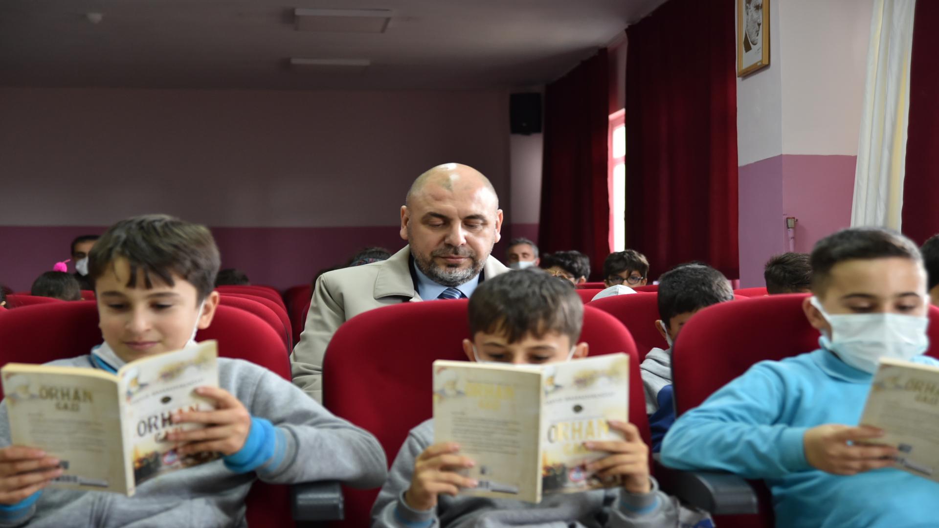 BAŞKAN AYDIN ÖĞRENCİLERLE BİRLİKTE KİTAP OKUDU