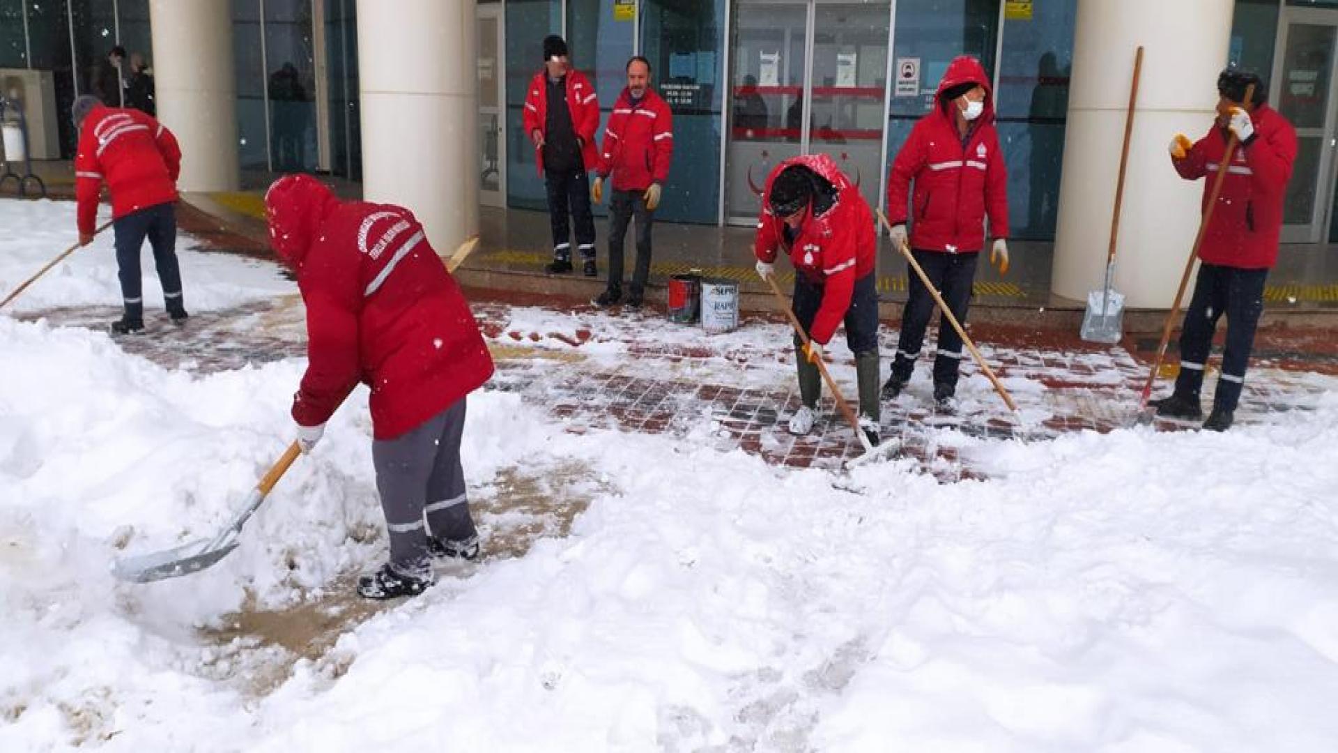 KAR YAĞIŞI SONRASI BUZLANMAYA KARŞI ÇALIŞMALAR SÜRÜYOR