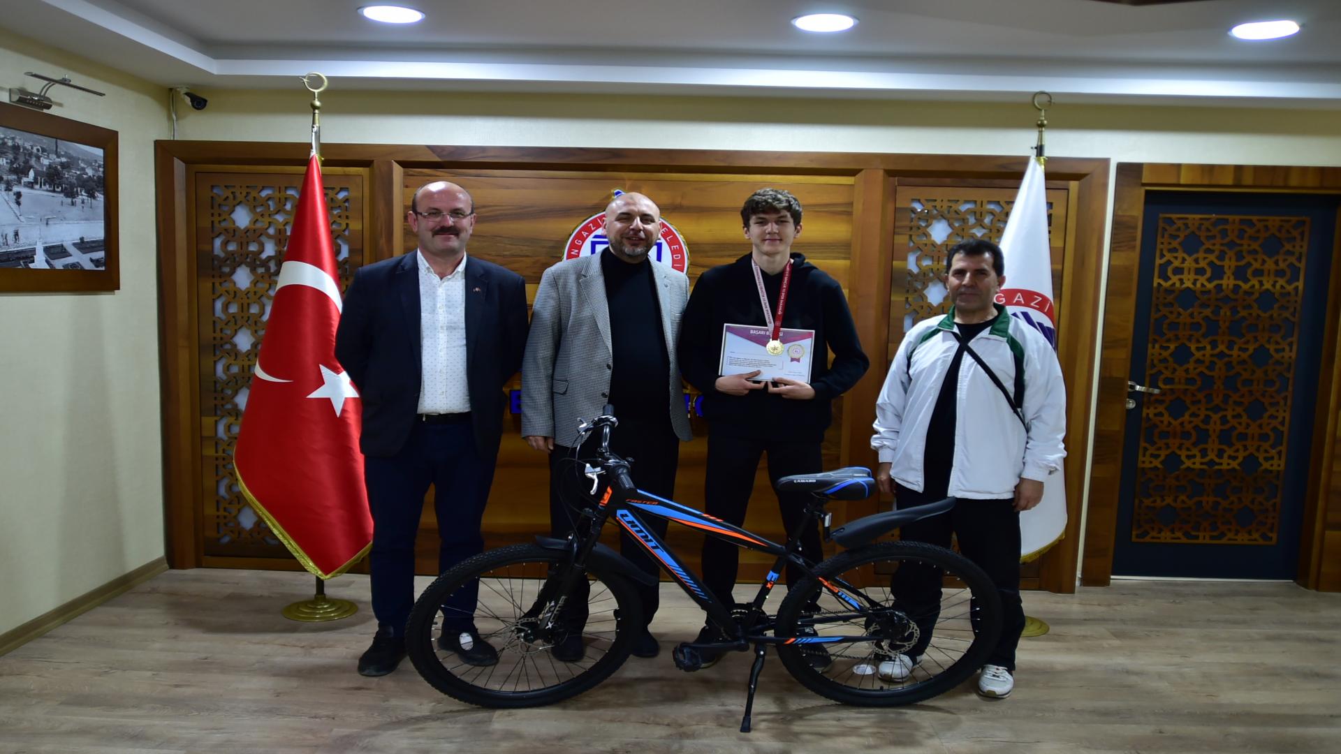 TÜRKİYE ŞAMPİYONUNA BAŞKAN AYDIN’DAN HEDİYE