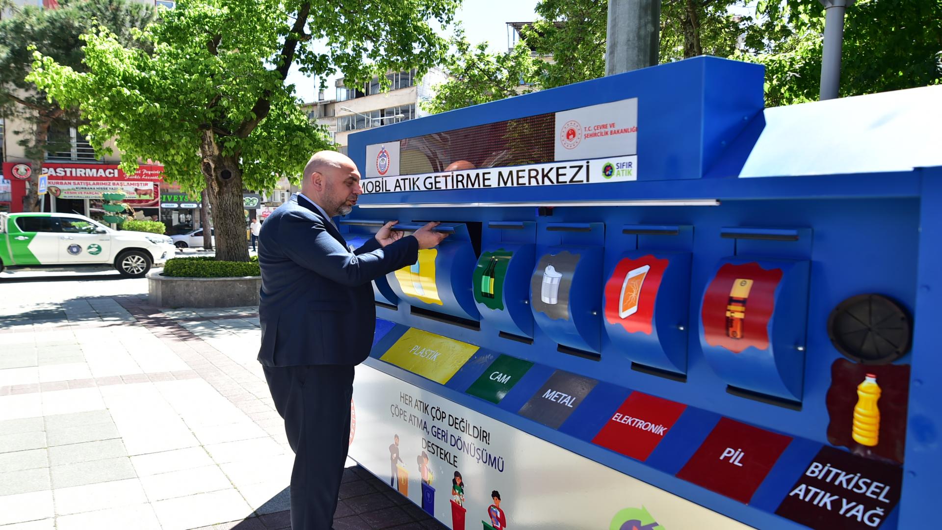 Atıklar mobil atık getirme merkezine