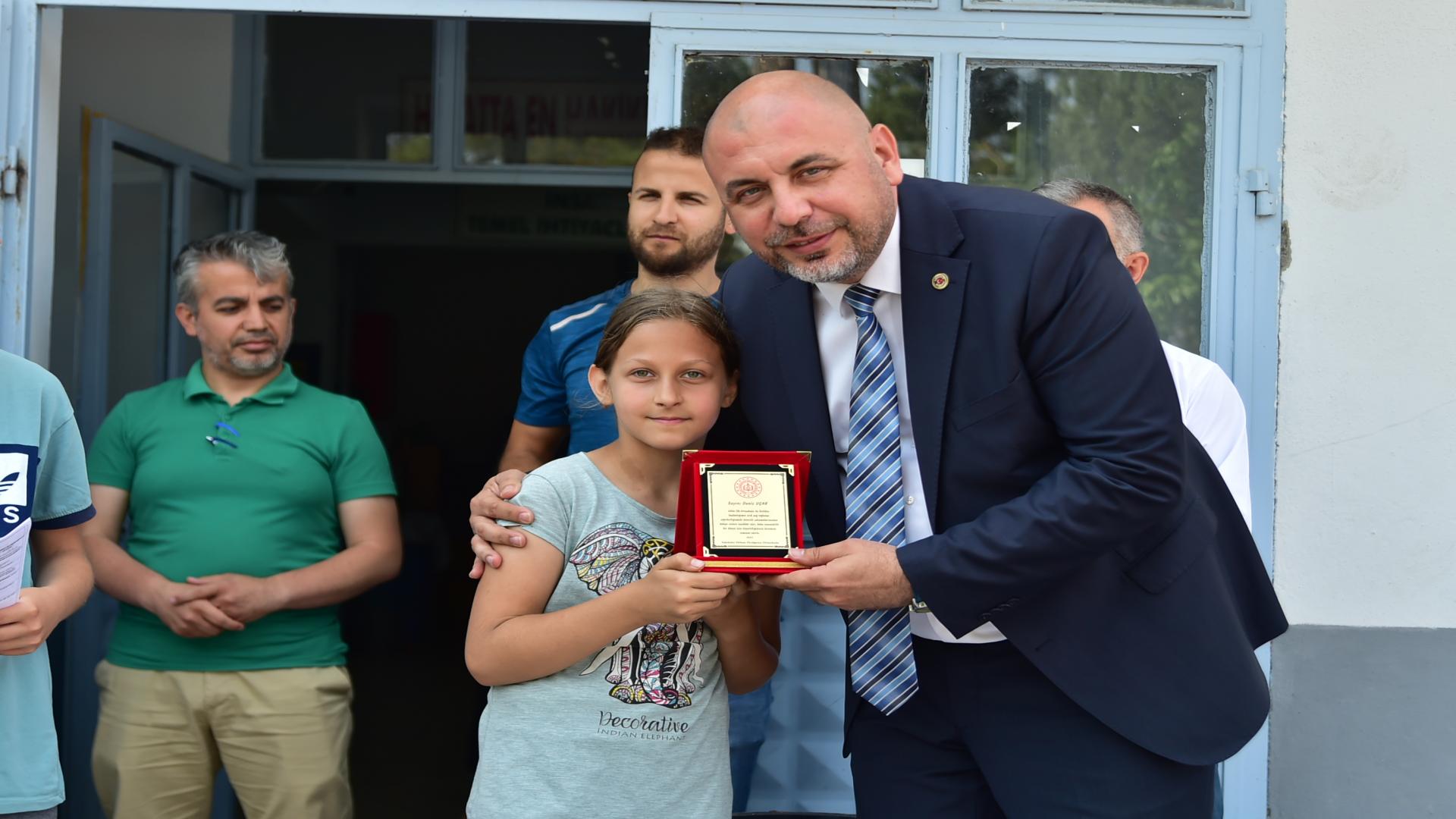 Başkan Aydın’dan Çevreci Öğrencilere Halı Saha Sözü.