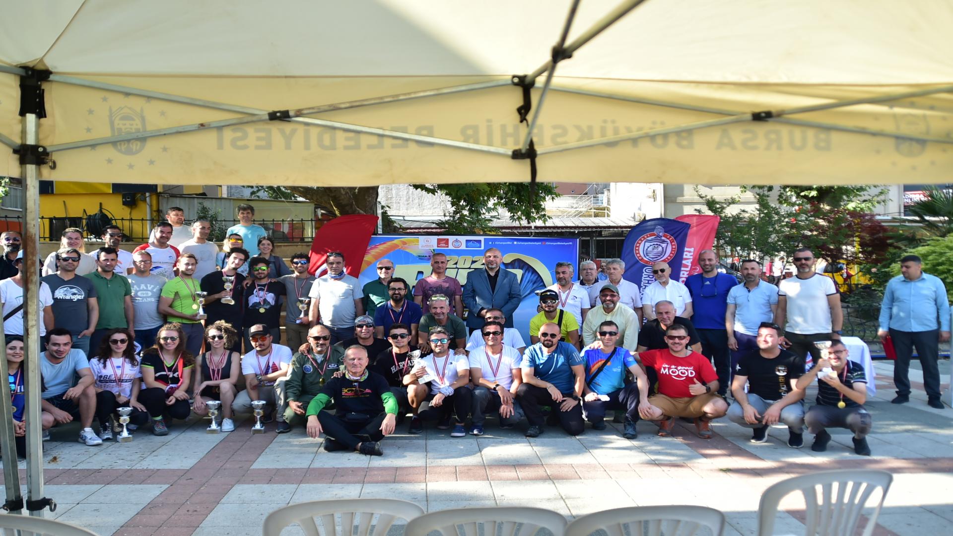 YAMAÇ PARAŞÜTÜ ŞAMPİYONLARI ÖDÜLLERİNİ PROTOKOLDEN ALDI.