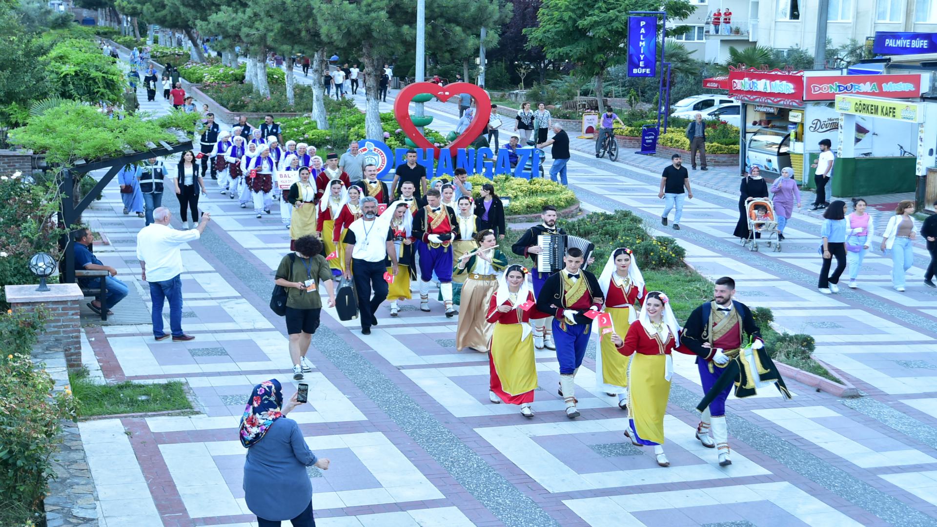 34. ULUSLARARASI ALTIN KARAGÖZ HALK DANSLARI EKİPLERİNDEN ORHANGAZİ’DE MUHTEŞEM GÖSTERİ.