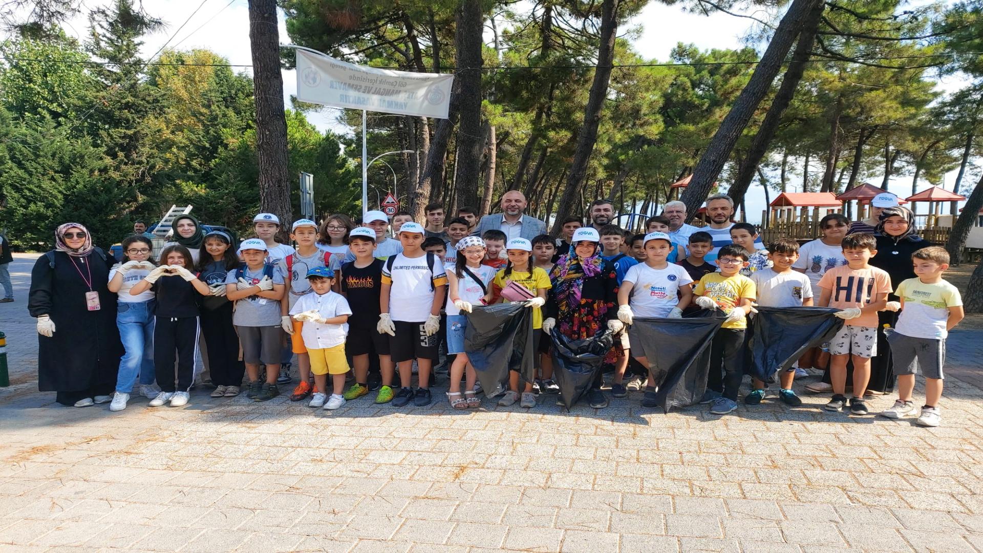 Başkan Aydın TÜGVA Yaz Okullarının Düzenlediği Çevre Temizliği Etkinliğinde Gençlerle buluştu.