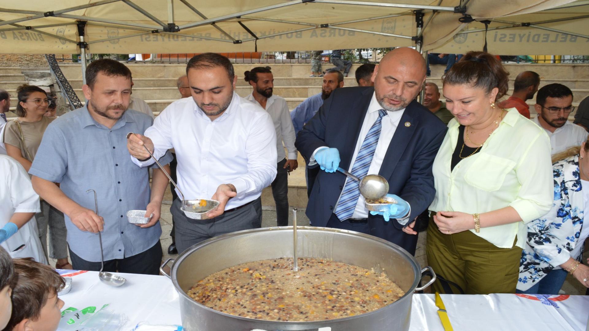 Cumhuriyet Meydanında Aşure İkramı.