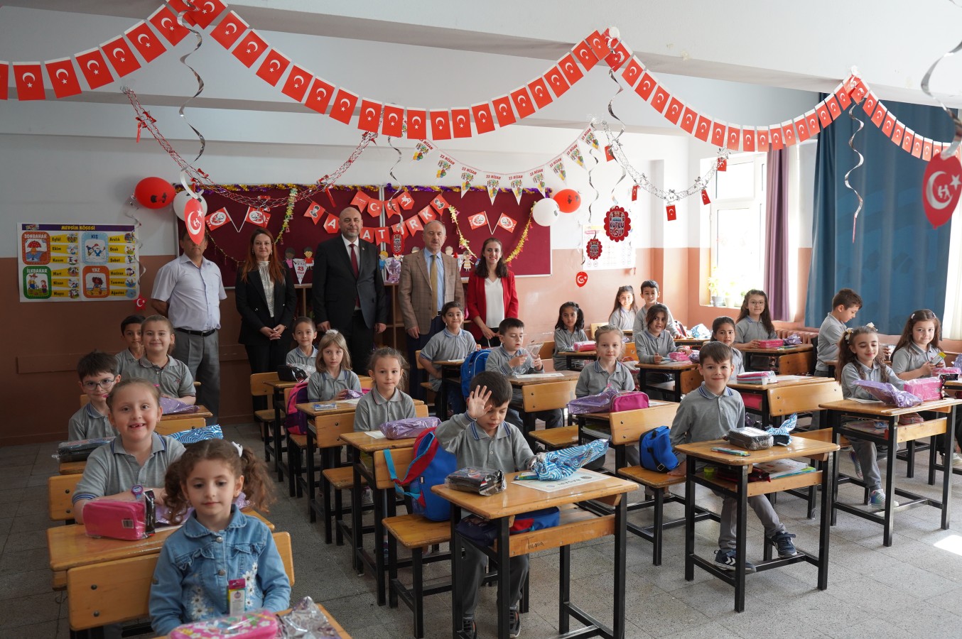 23 Nisan Ruhu Sınıflarda: Orhangazi’nin Küçük Sanatçıları Başkan Aydın Tarafından Ödüllendirildi