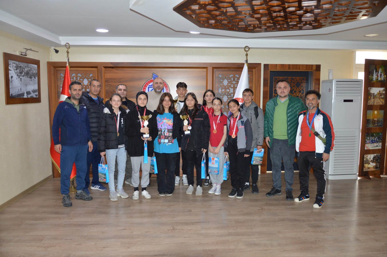 Abdülhamid Han Ortaokulu Futsal Takımları Başkan Aydın’ı Ziyaret Etti