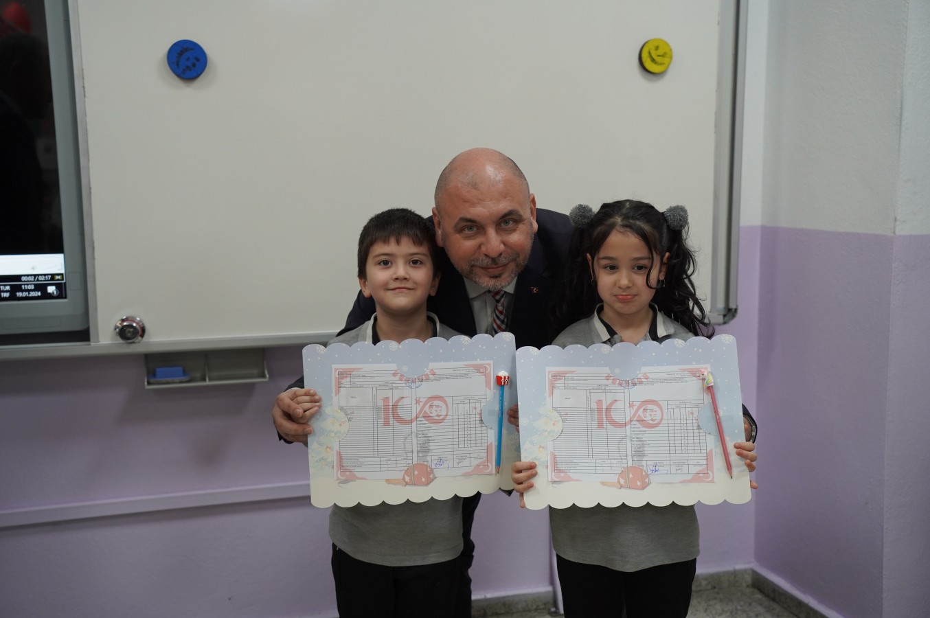 Aydın, Öğrencilerle Karne Sevinçlerini Paylaştı